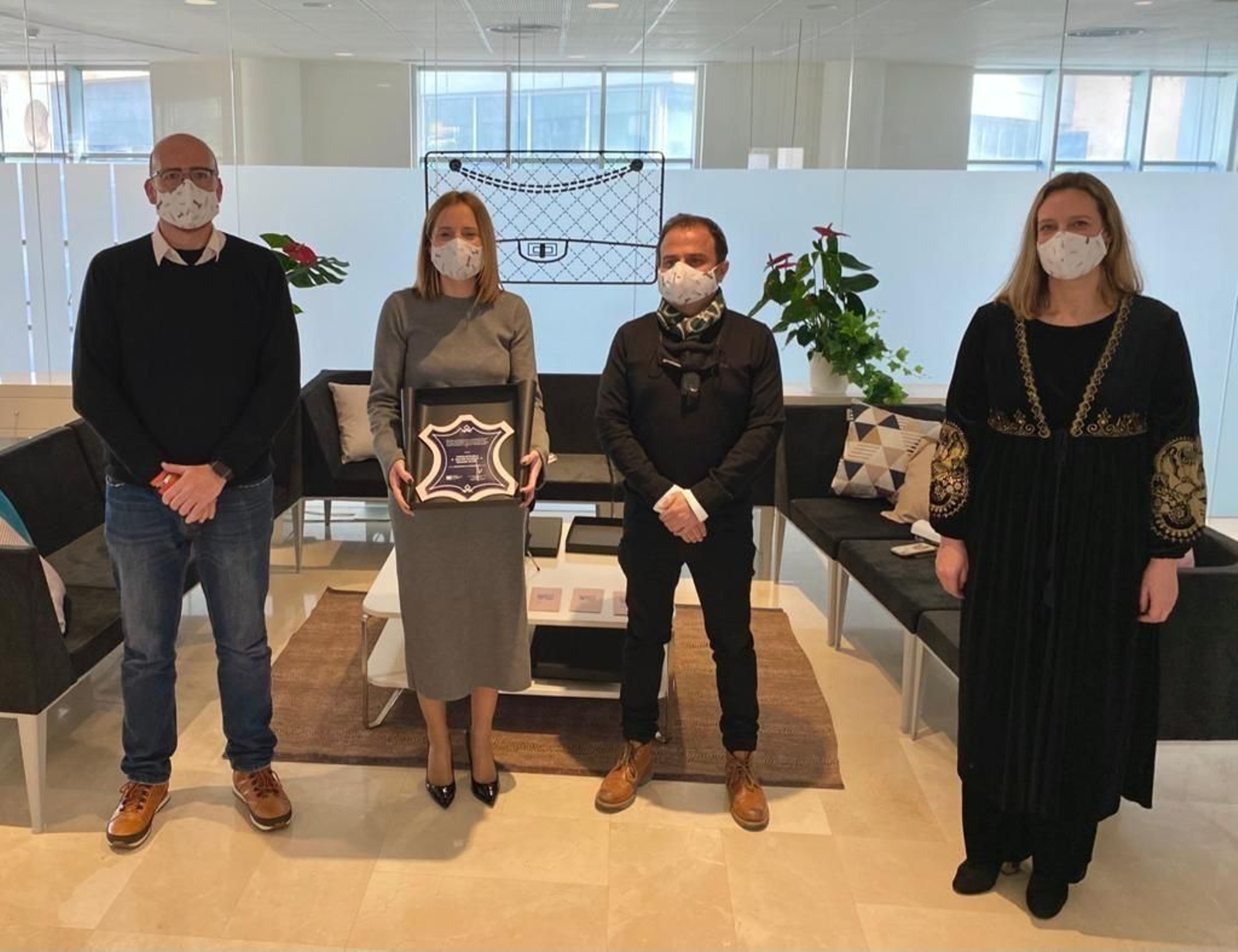 La diputada de Empleo, Ana Carrera, recogiendo el galardón.