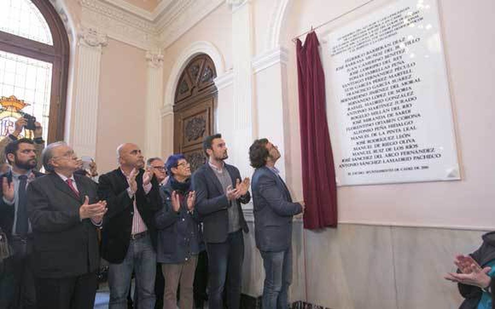 El alcalde descubre la placa.