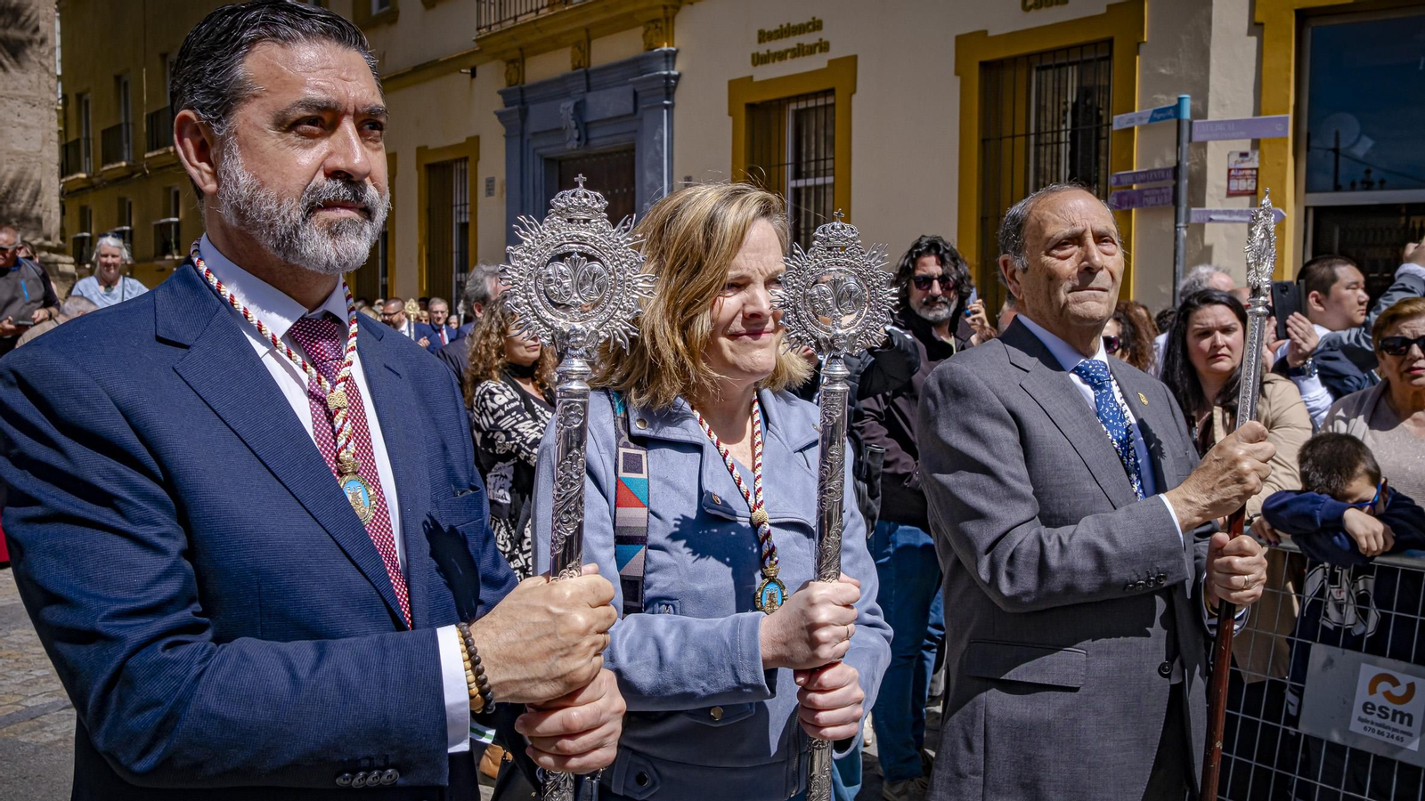 Las imágenes del Pontifical y salida del Resucitado de Catedral en la Semana Santa de Cádiz 2025