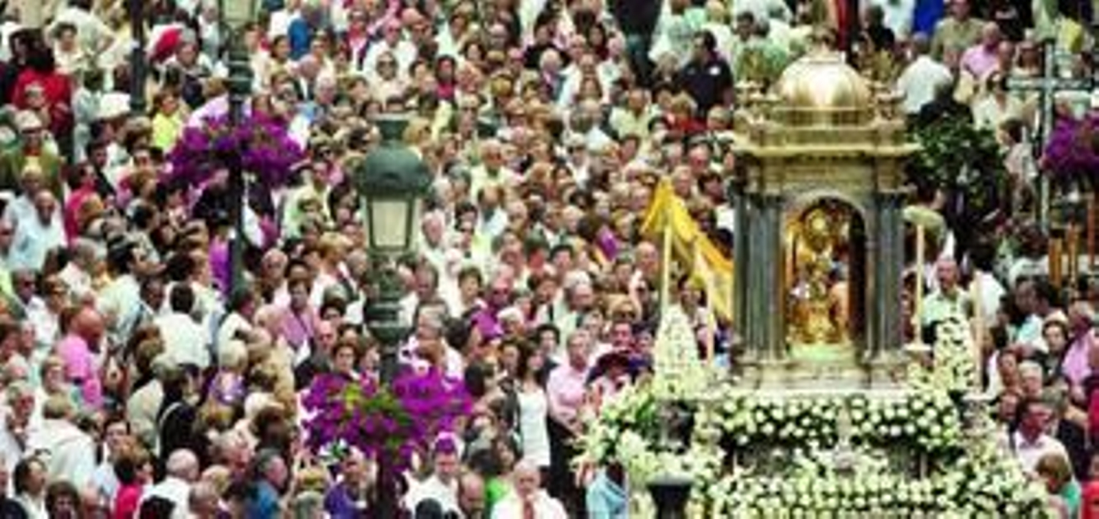 La calle Larios fue la que concitó la mayor presencia de público, aunque llovió tenue pero persistentemente.