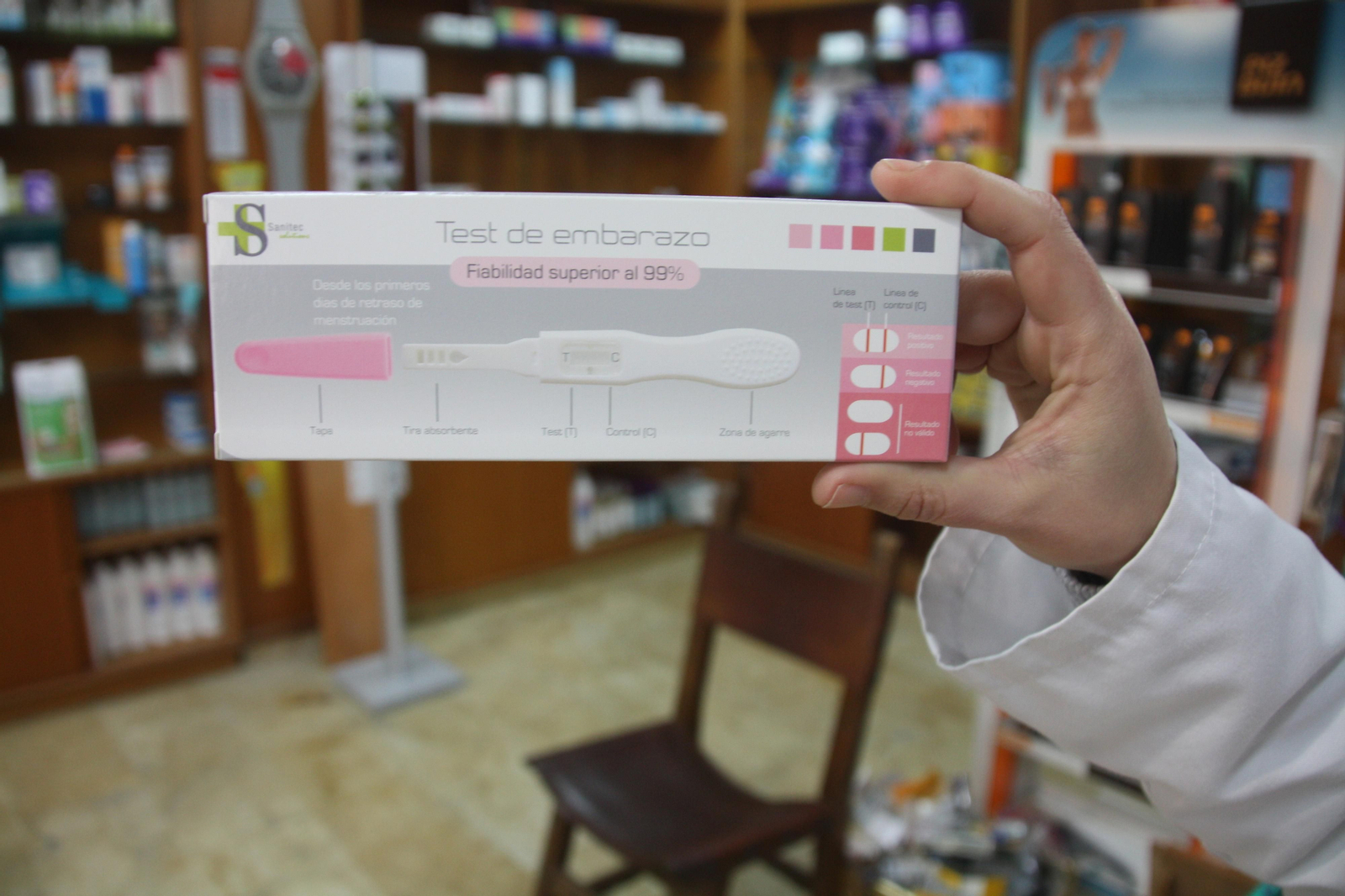 Primer plano de un test de embarazo a la venta en farmacias.