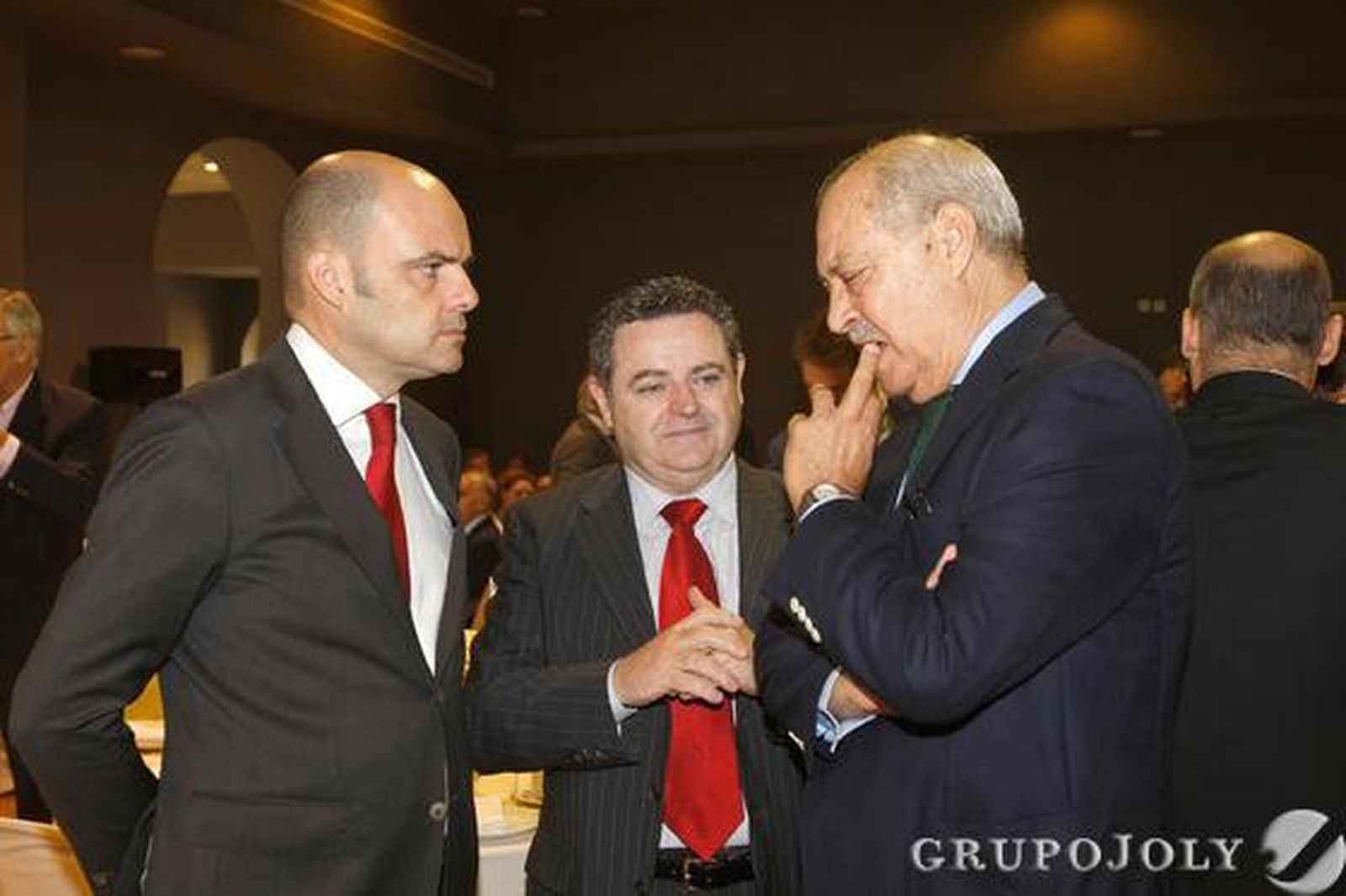 Justiniano Cortés Mancha y Gonzalo Cobo, del Banco Santander, hablan con el delegado de la Zona Franca, Jorge Ramos.

Foto: Joaquin Pino
