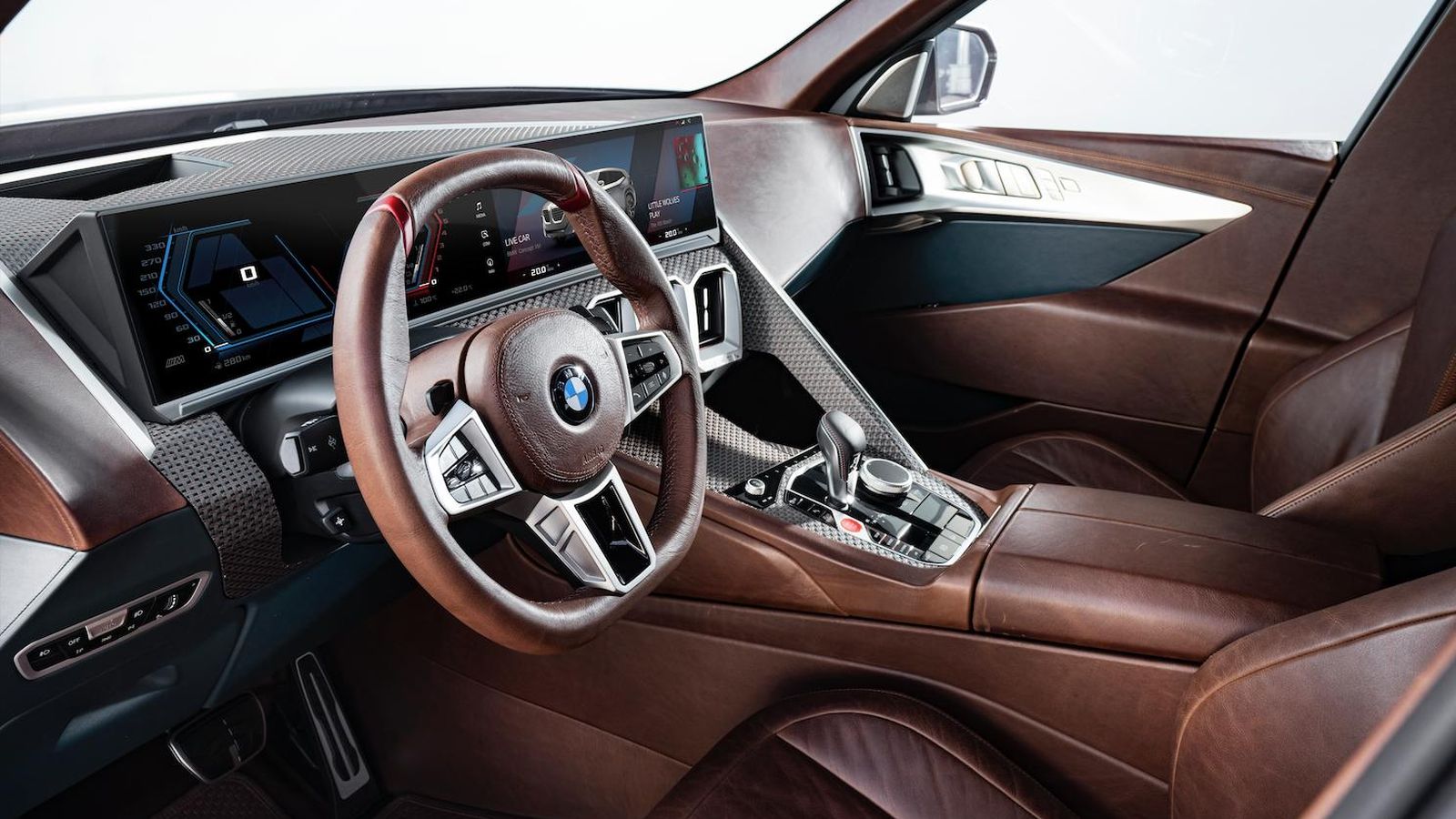 Materiales de alta calidad, iluminación ambiental o un techo iluminado deben hacer el habitáculo muy especial.