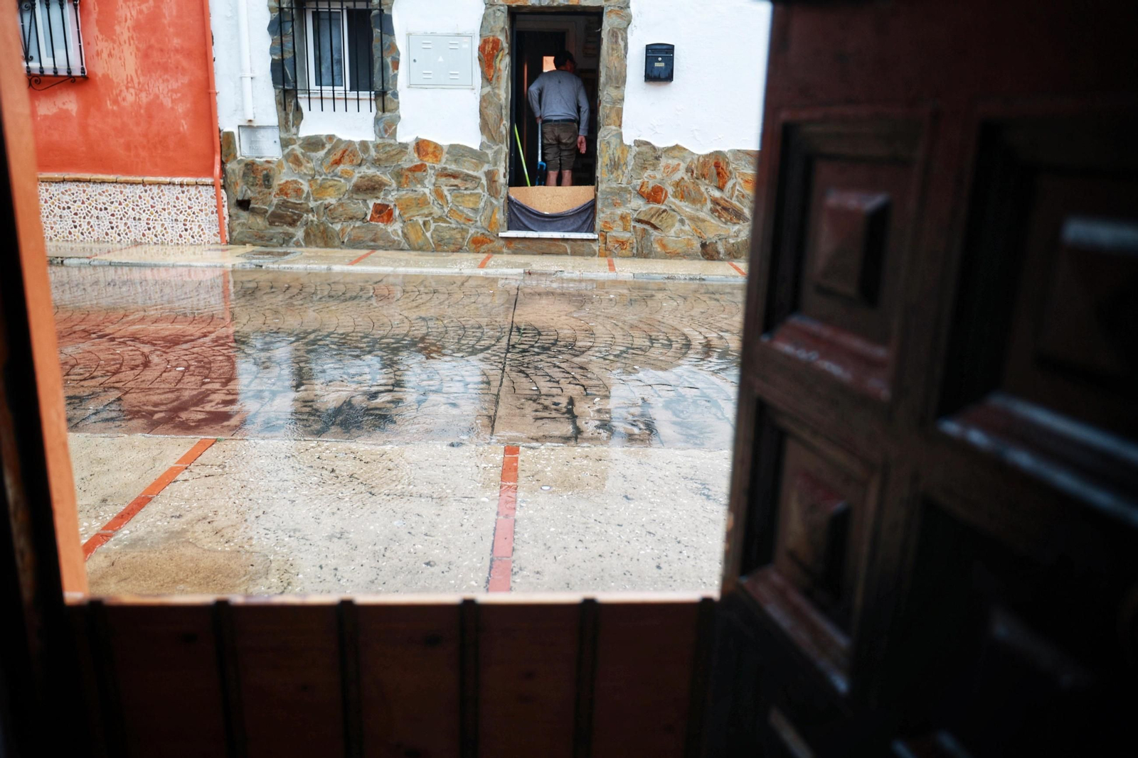 Imágenes de calles inundadas y vecinos achicando agua en San Fernando