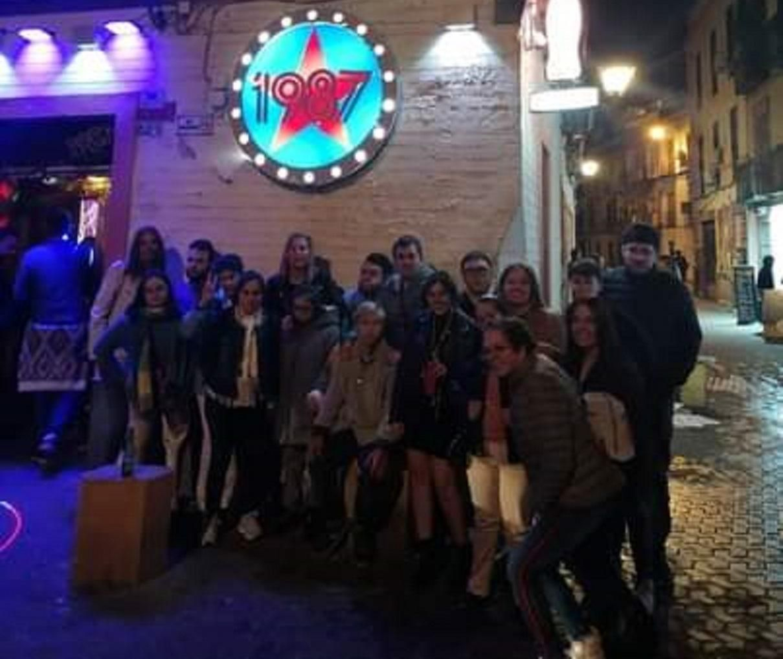 Los jóvenes afectados ante el local donde se les prohibió la entrada.