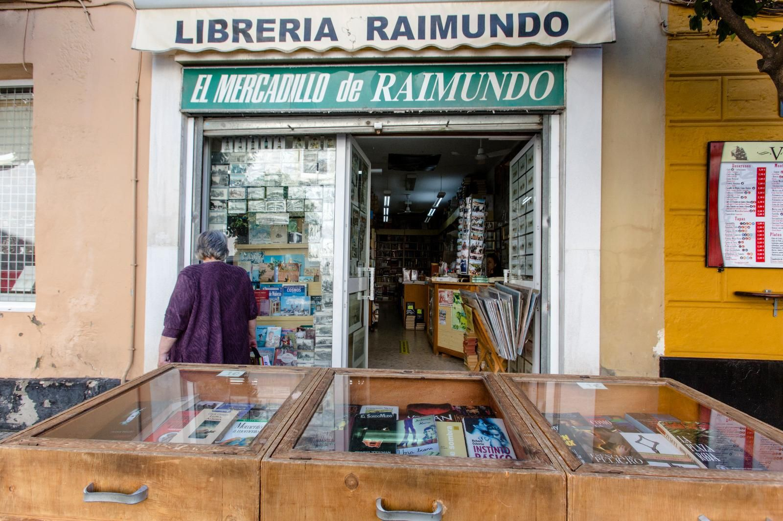 Una de las tiendas de Raimundo en la plaza de San Francisco.