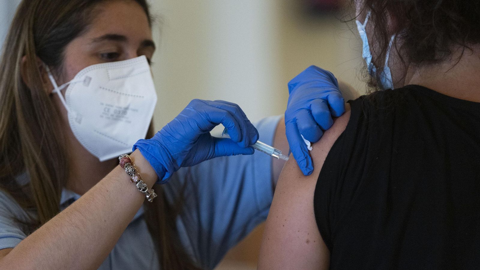 Una enfermera inocula por fin la vacuna.