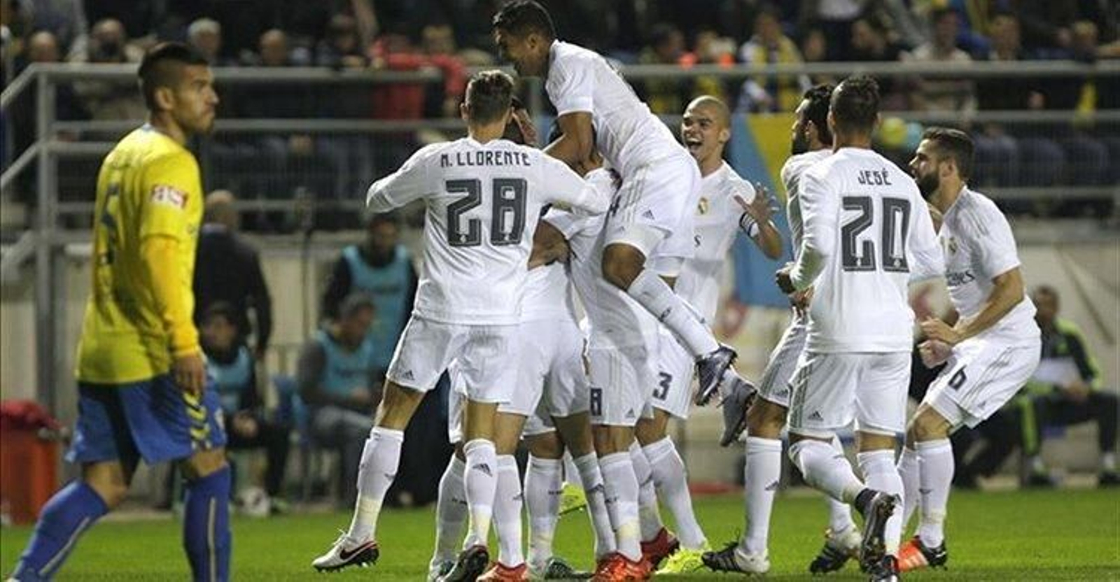 Casemiro salta sobre varios compañeros en el Cádiz-Real Madrid, de Copa (2015).