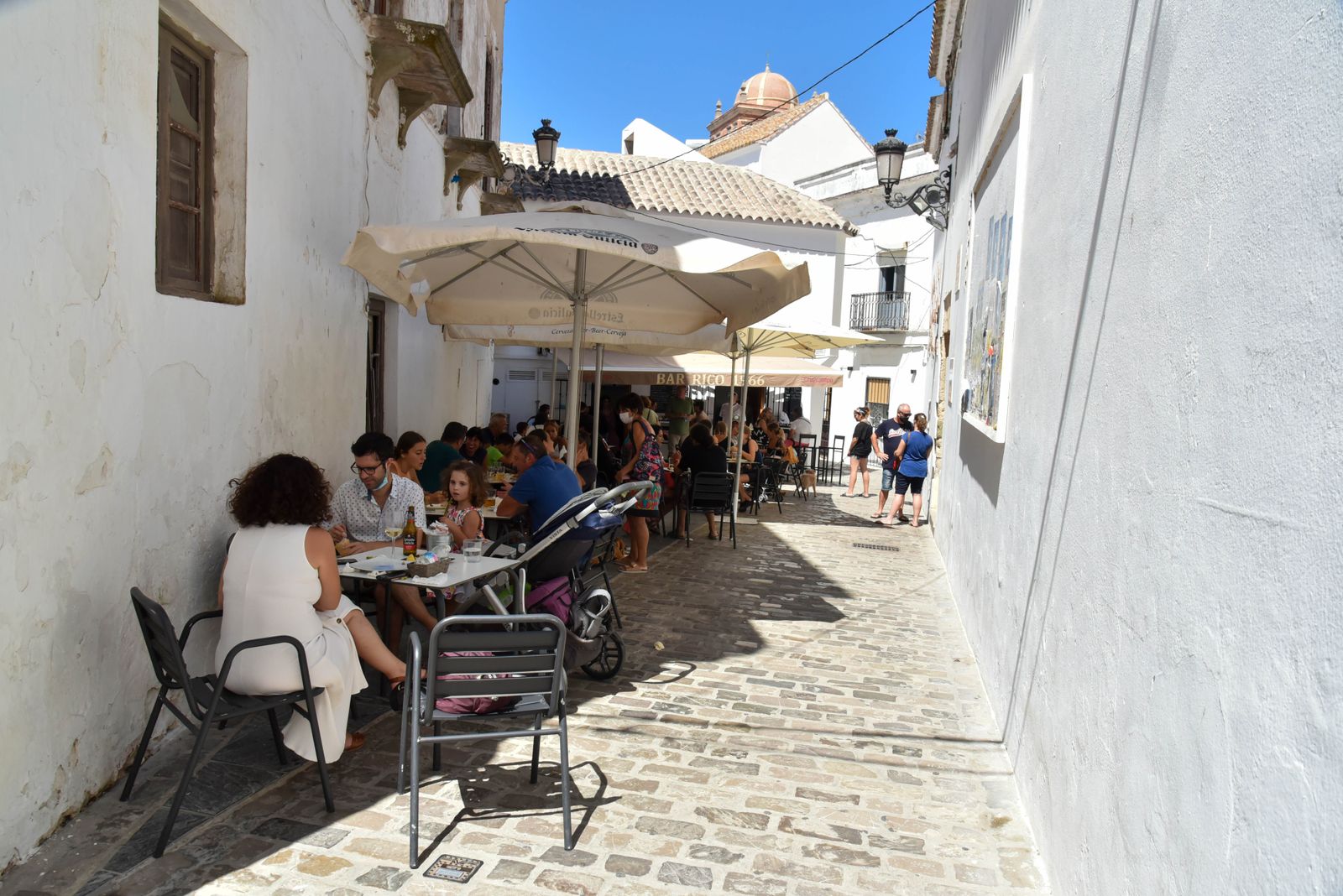 Terrazas en el centro de Tarifa.