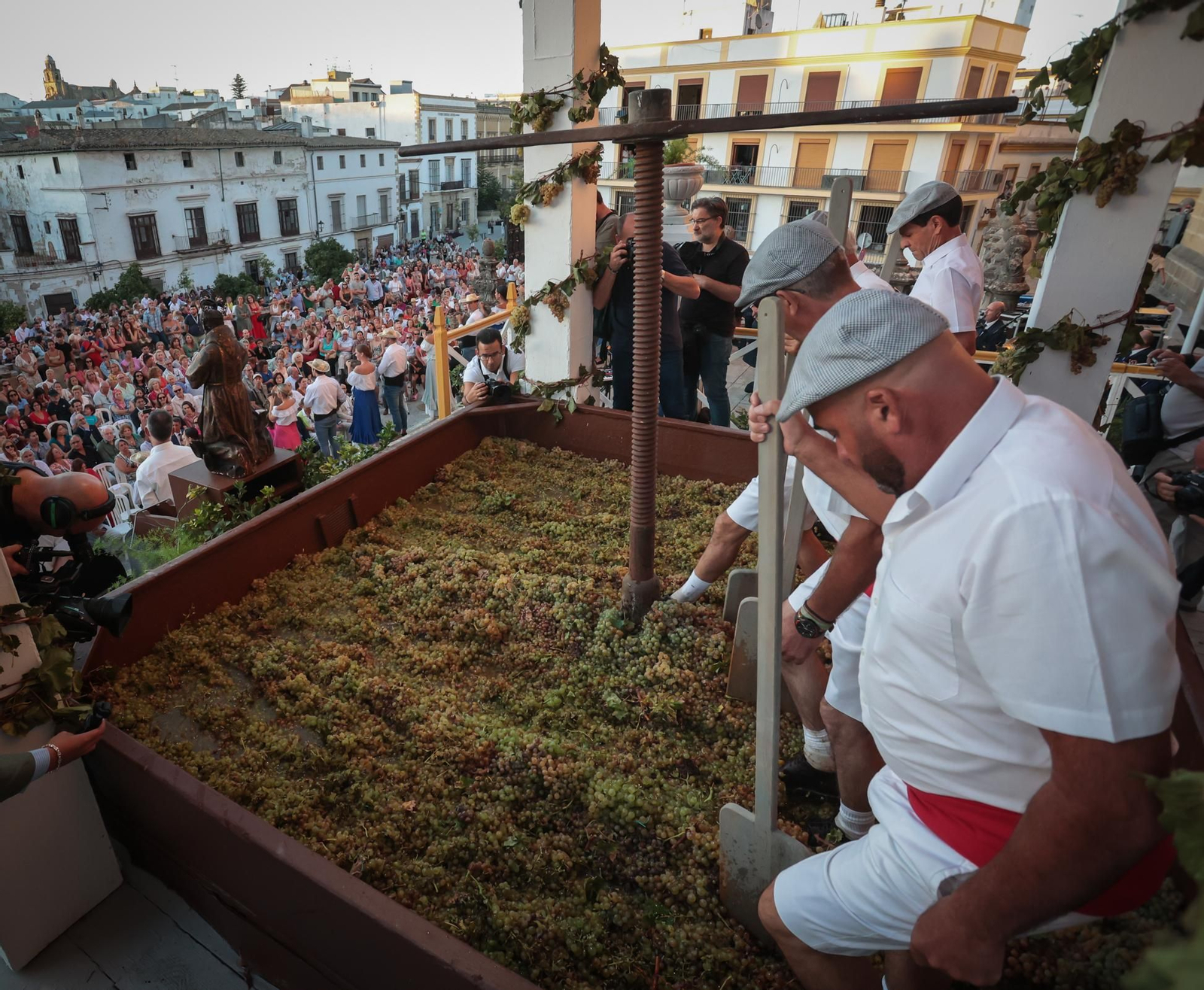 Imágenes de la Pisa de la Uva en la Catedral de Jerez