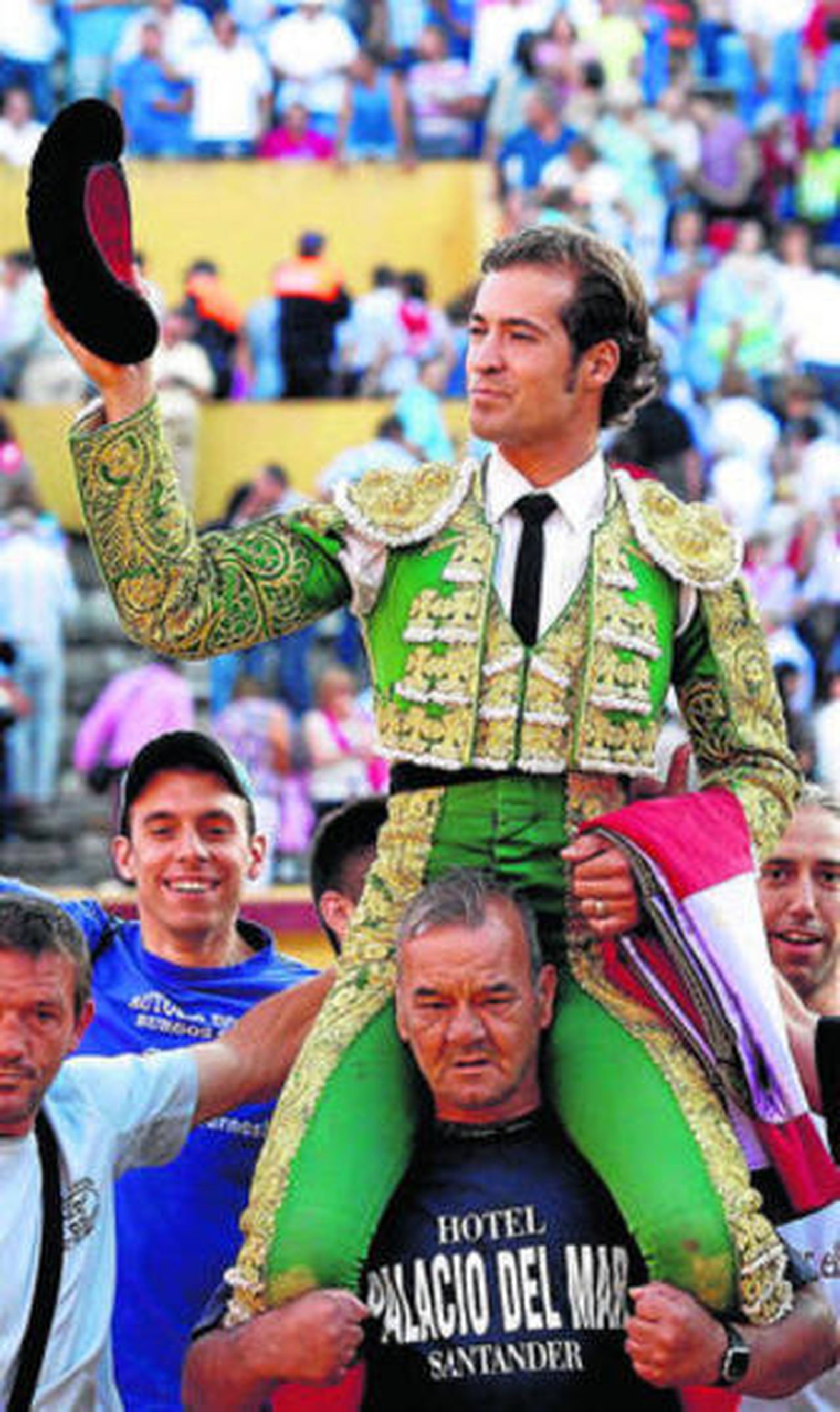 César Jiménez, en su salida a hombros, ayer, en Burgos.