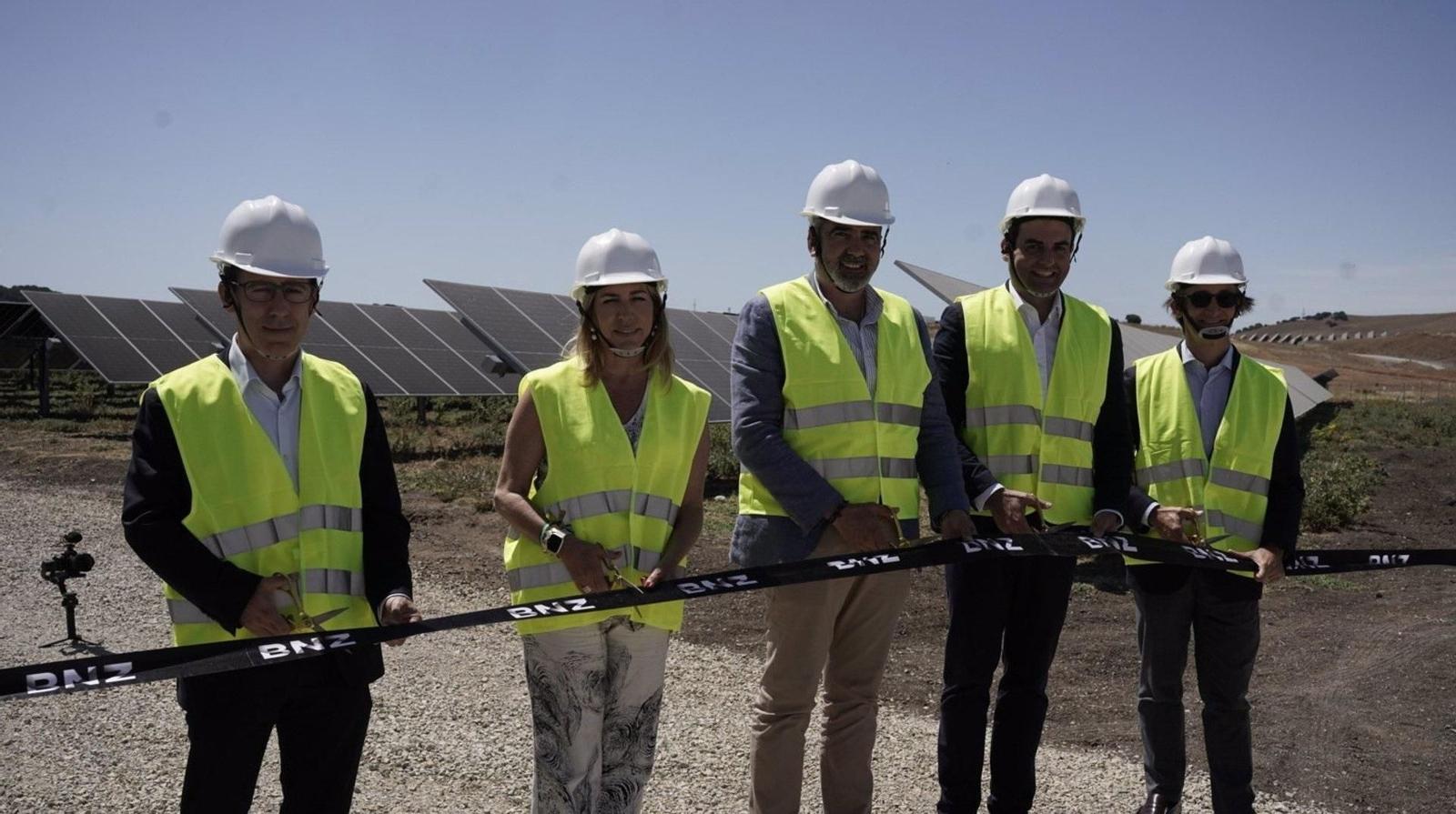Momento de la inauguración de los dos plantas fotovoltaicas. Momento de la inauguración de los dos plantas fotovoltaicas.