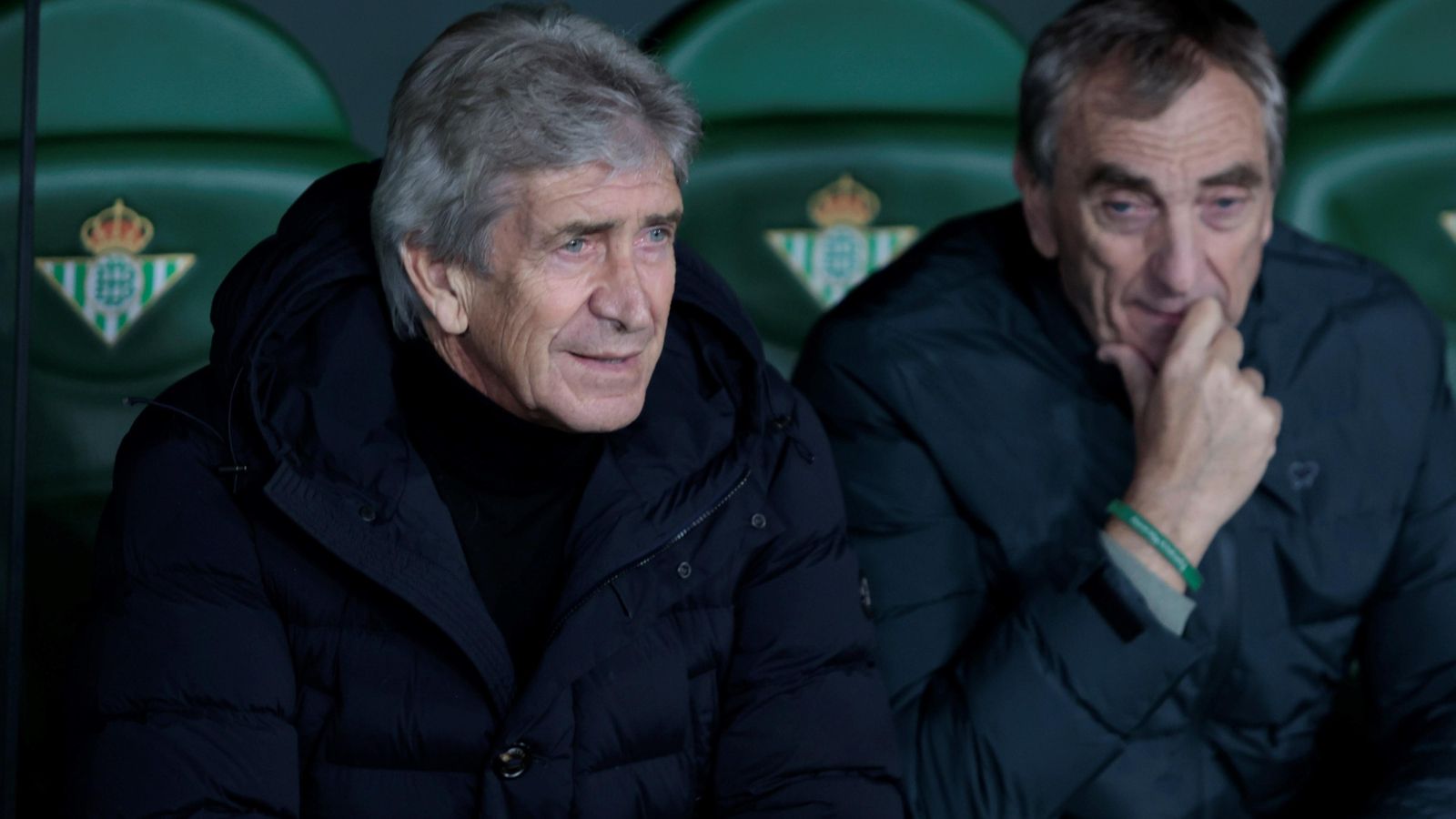 Manuel Pellegrini y su ayudante, Rubén Cousillas, en el banquillo del Betis.