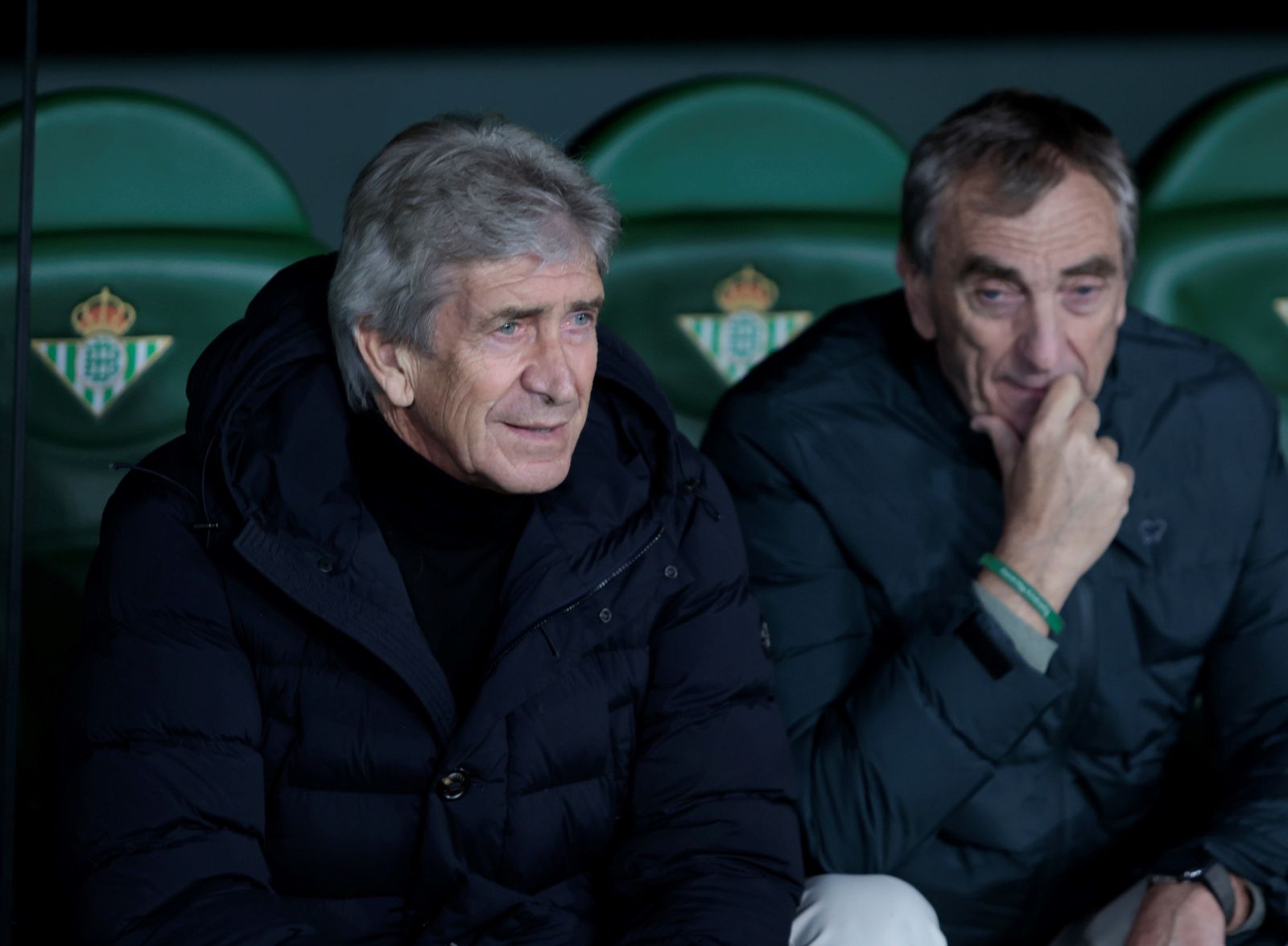 Manuel Pellegrini y su ayudante, Rubén Cousillas, en el banquillo del Betis.