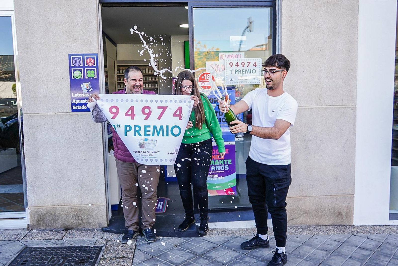Los empleados del punto de venta de la Calle Ovido de Granada celebran la venta del primer premio