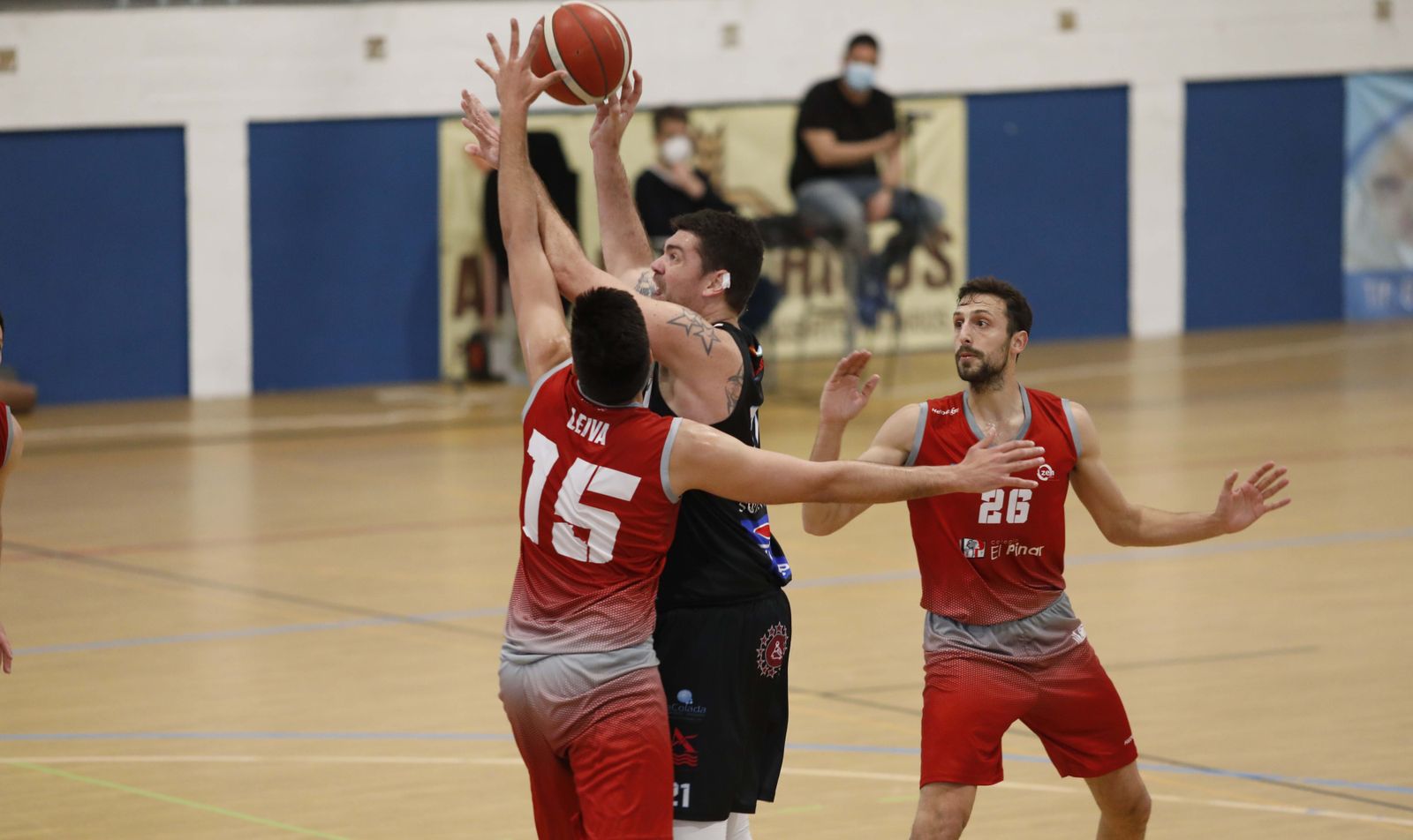 Lucas Pérez lanza a canasta en un partido de la pasada temporada