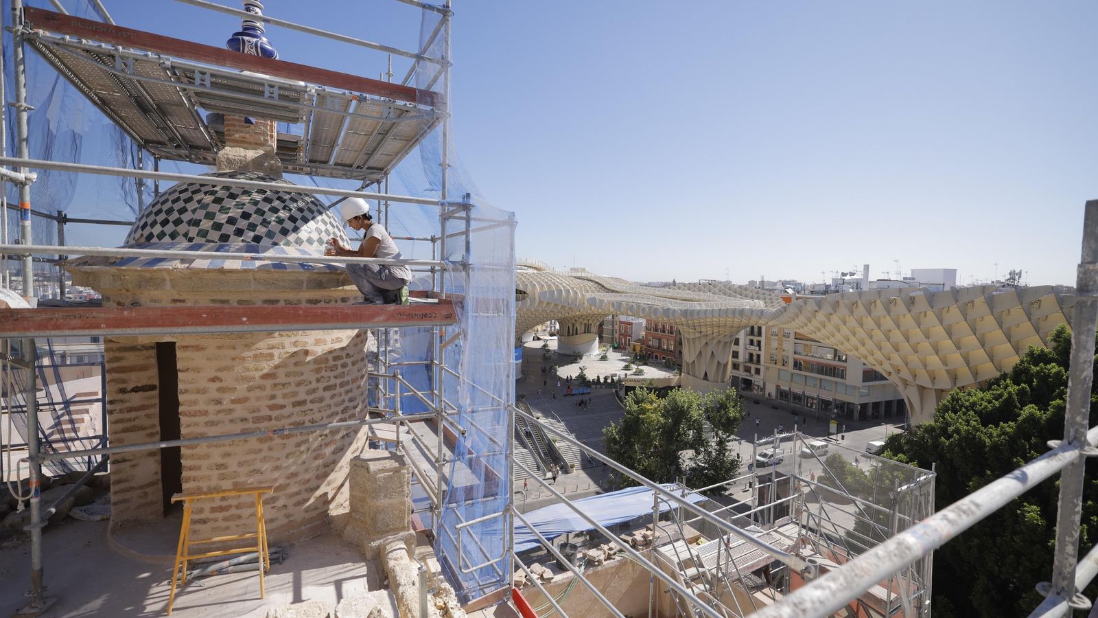 Visión de las cubiertas de la Anunciación, con las 'setas'de la Encarnación al fondo.