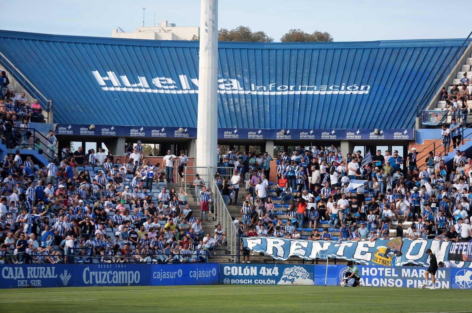 Imágenes del gran ambiente en el Nuevo Colombino en el ascenso del Recre
