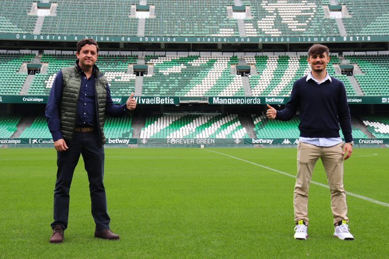 Rodri posa con Miguel Calzado, director de cantera, en el Benito Villamarín.