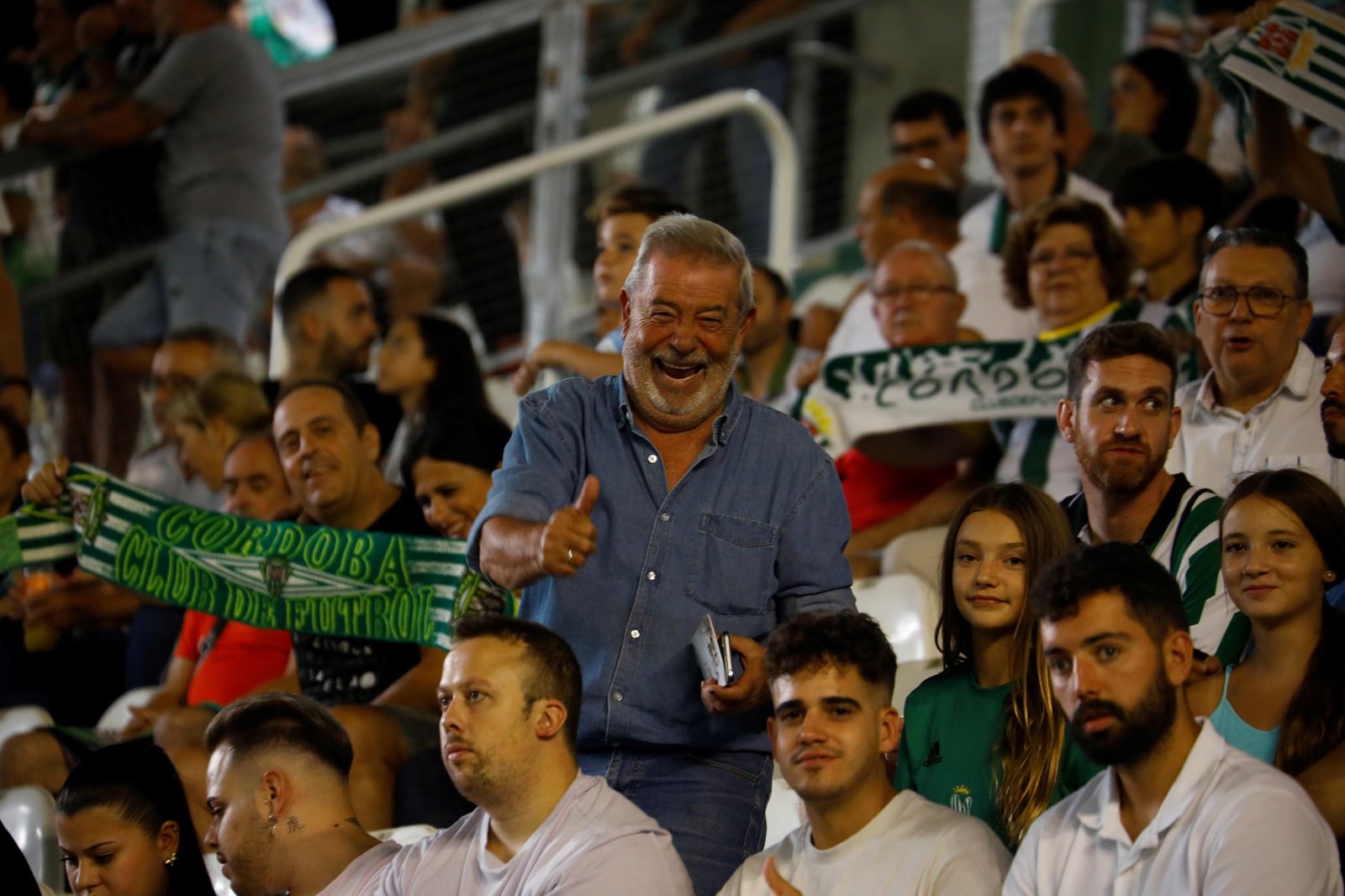 Las imágenes del ambiente en El Arcángel en el Córdoba CF - Linares
