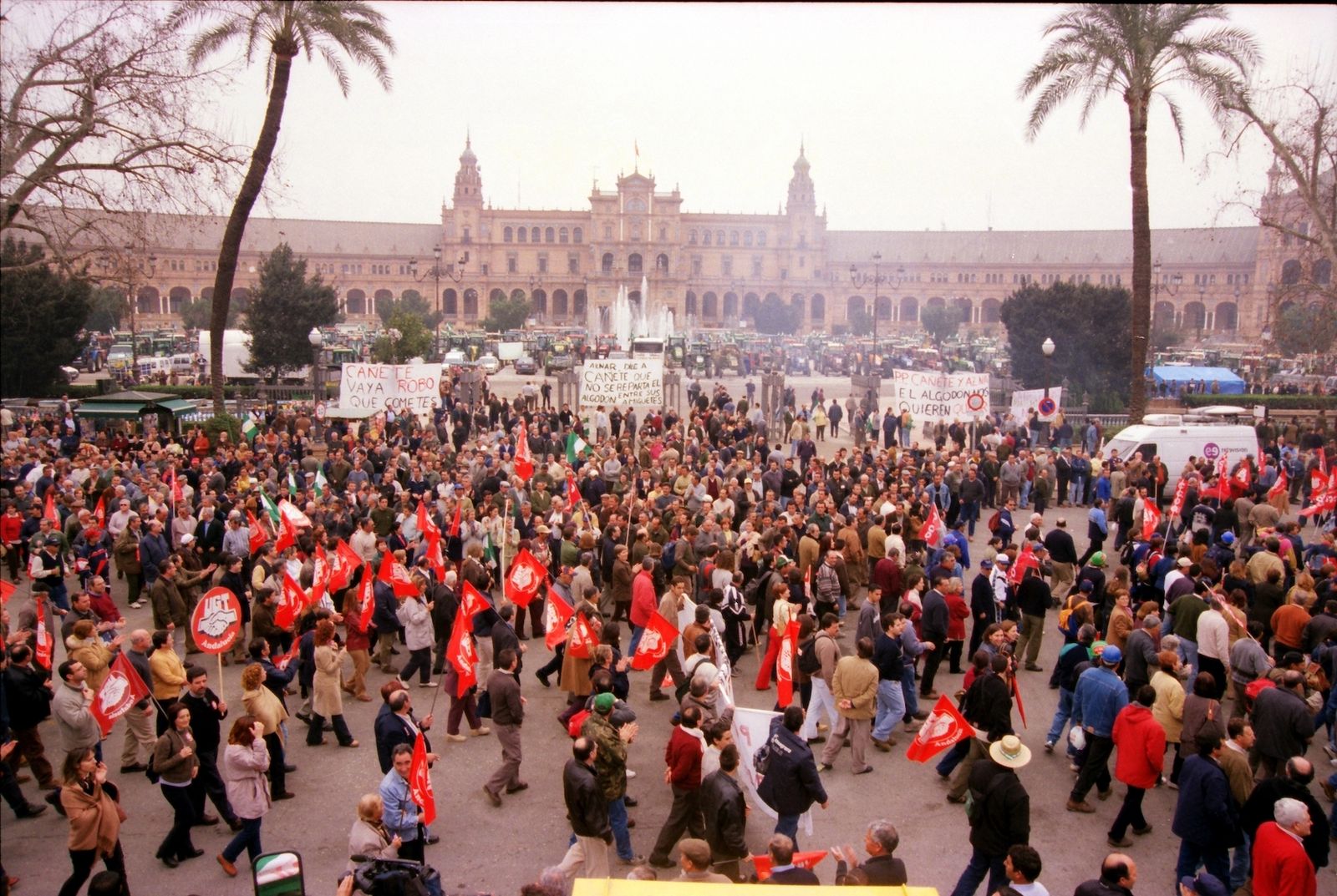 Movilización de mineros onubenses en la Plaza España de Sevilla.