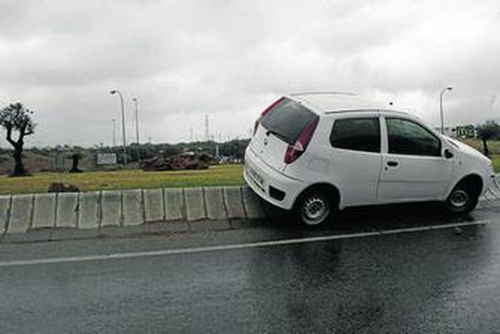 Un coche sobre la rotonda de la CA-34, en el acceso a Puente Mayorga.