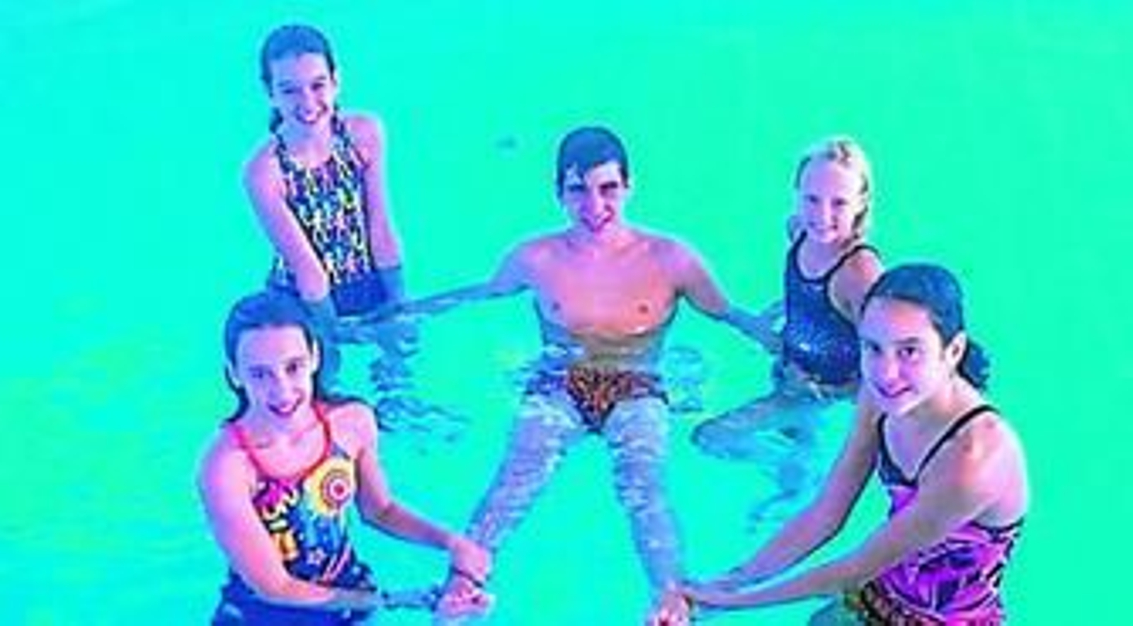 Los jóvenes nadadores onubenses que compiten en el campeonato alevín.