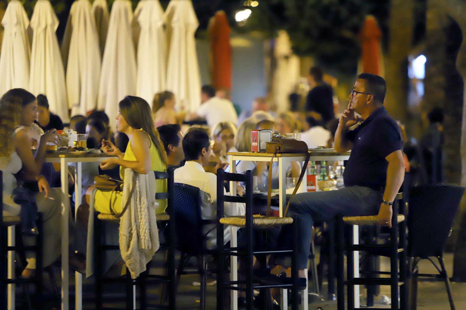 Ambiente nocturno en las terraza del centro