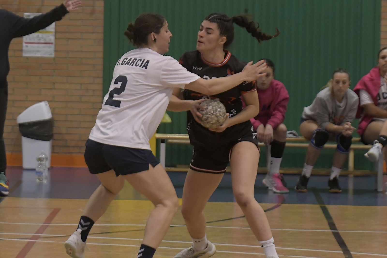 Acción de un encuentro anterior en casa del Balonmano Ciudad de Granada.