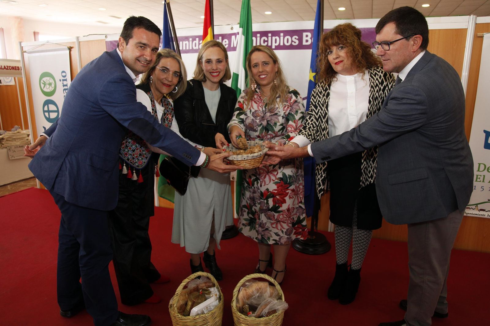 Las autoridades locales y provinciales muestran una cesta de turma.