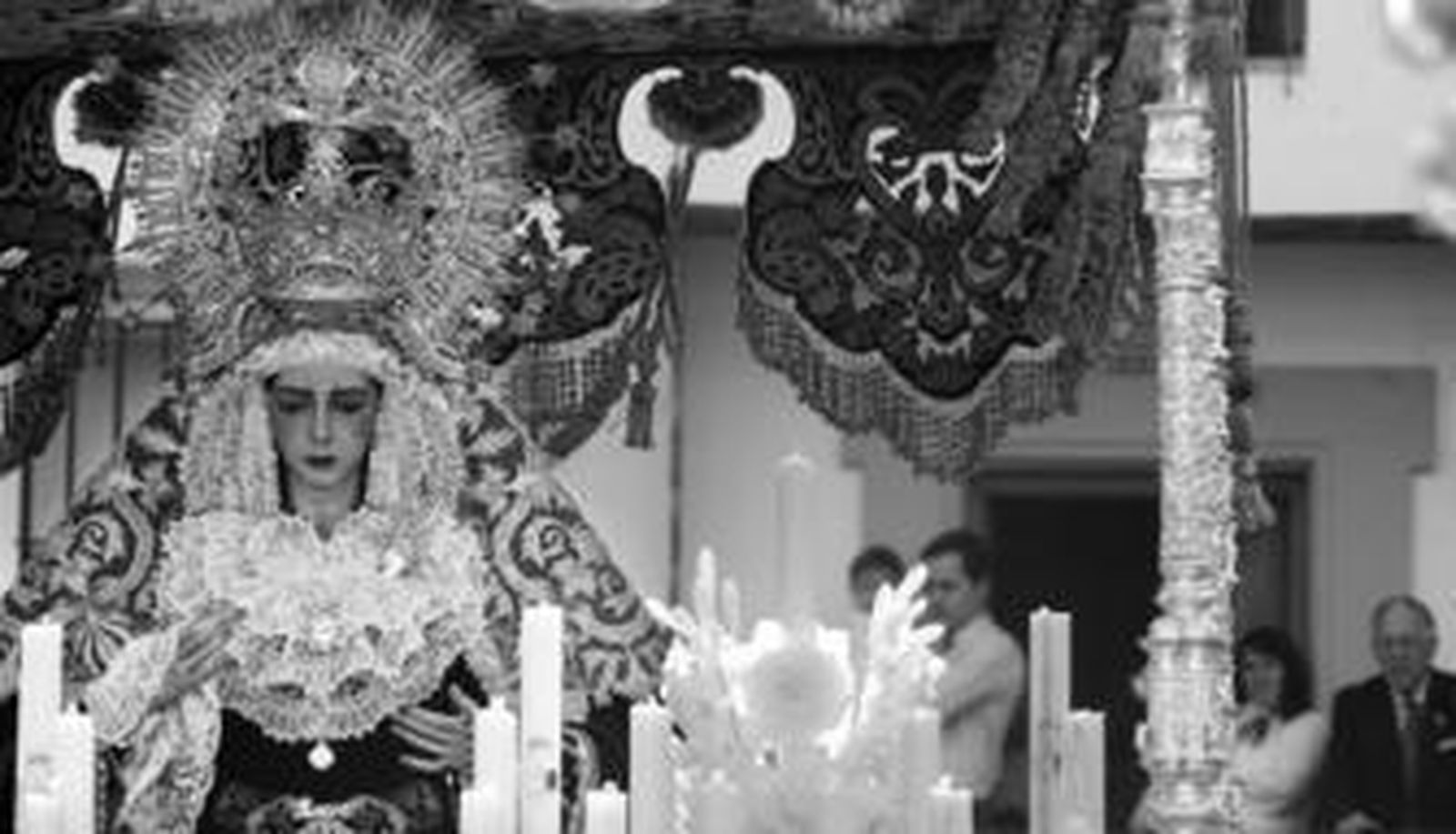 La Virgen del Rocío tras salir de la iglesia de Santiago.