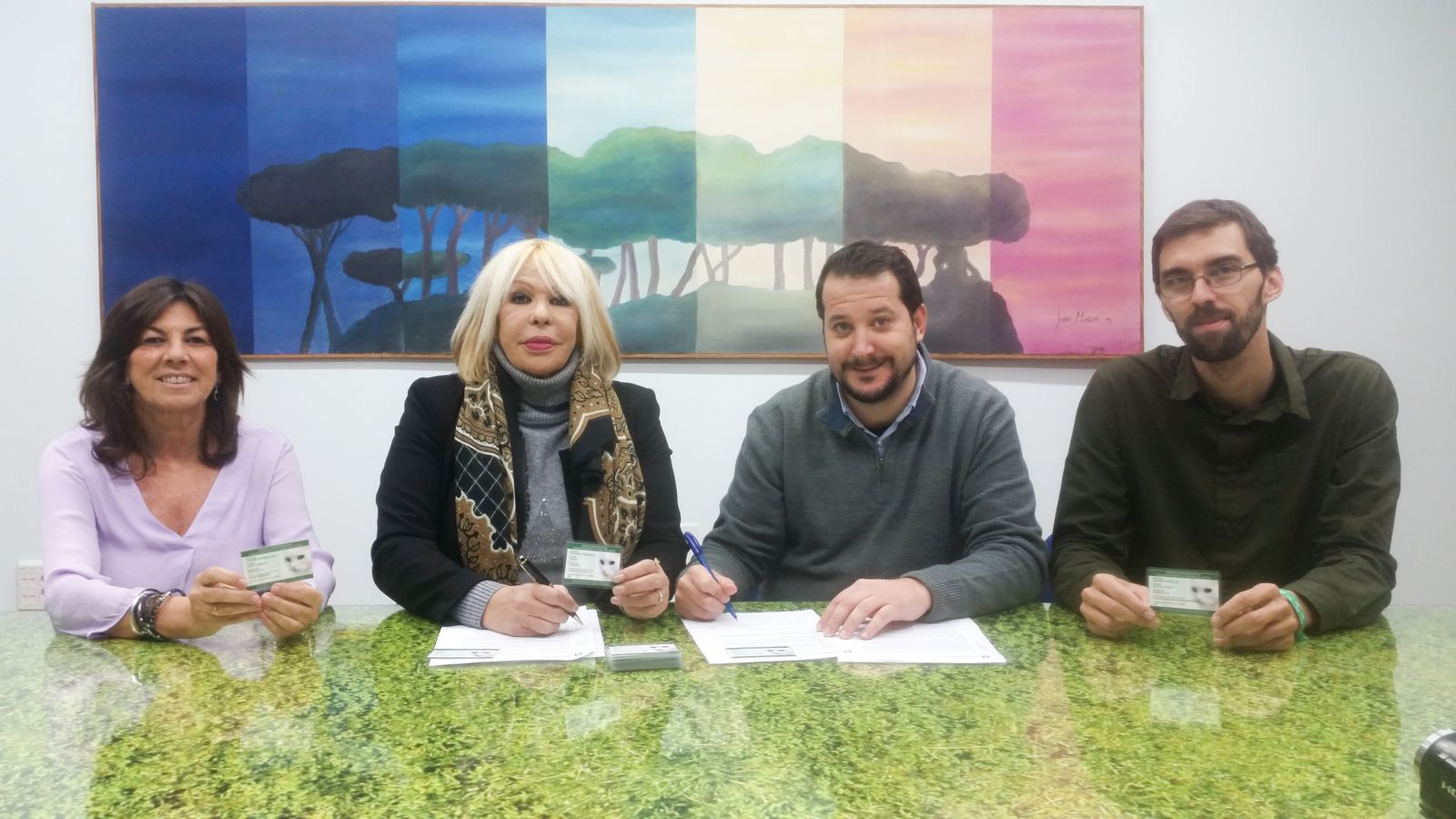 De izda. a dcha.: Matilde Roselló (concejala de Participación Ciudadana), Mari Carmen Heredia (presidenta de Gatos de El Puerto), Antonio Fernández (alcalde accidental) y José Luis Bueno (Concejal de Medio Ambiente y Desarrollo Sostenible) en el momento de la firma del convenio.