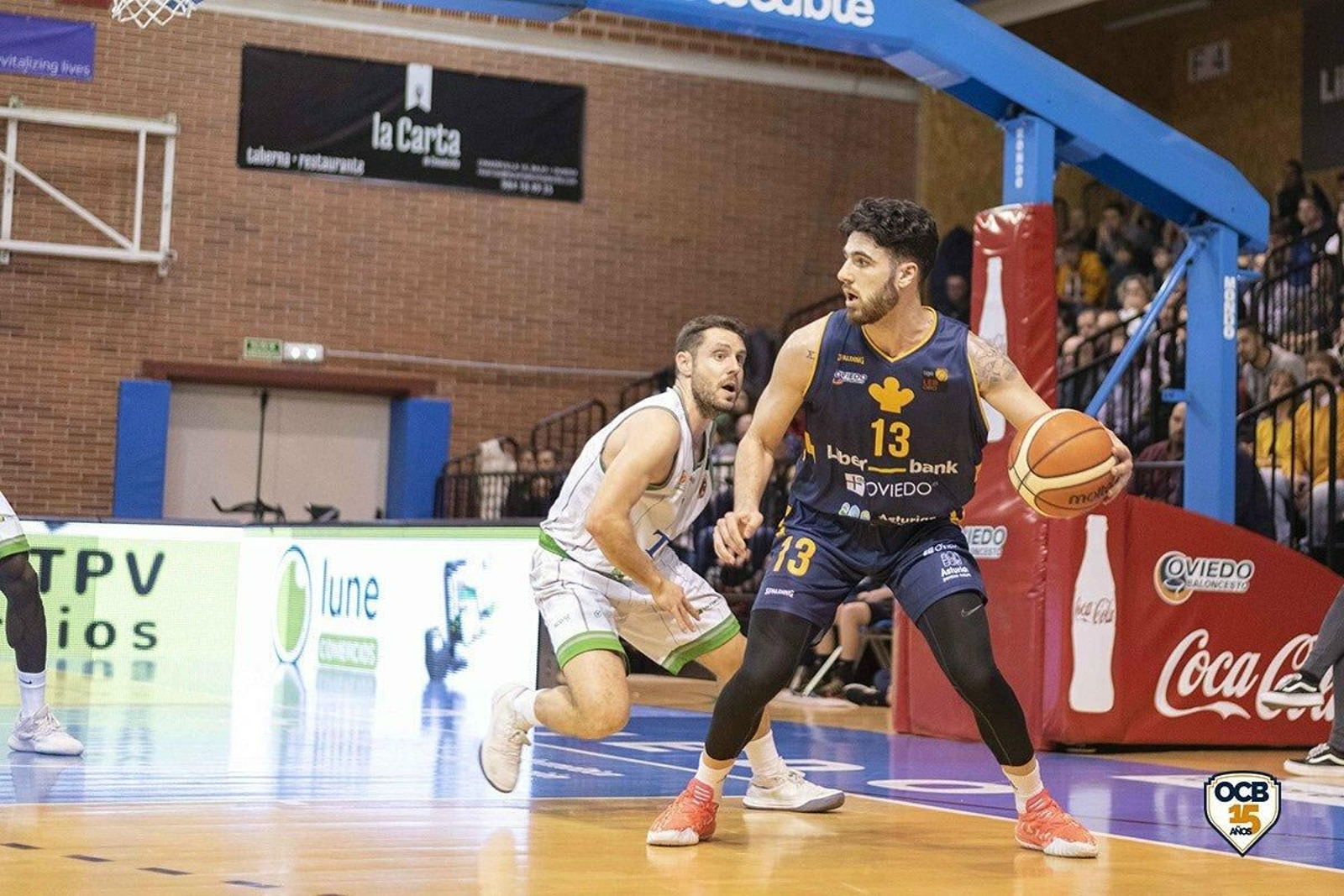 Francis Alonso bota el balón.