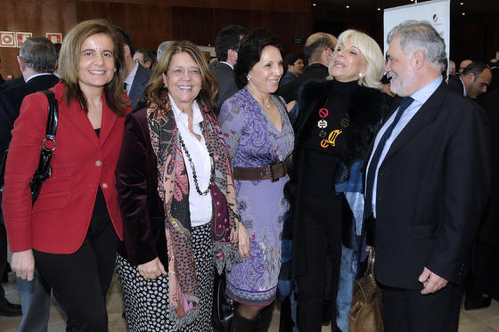 La diputada Fátima Báñez, la ex ministra Elvira Rodríguez, Joaquina Martínez de Salazar, Teófila Martínez y José Luis Berrendero, director de banca corporativa de Unicaja. / Reportaje gráfico: Juan Carlos Vázquez y Victoria Hidalgo