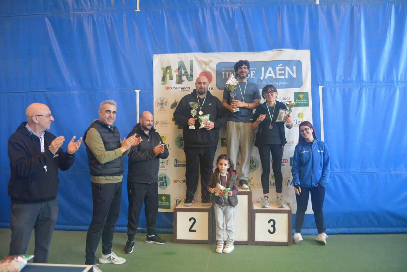 Tenis de mesa y convivencia en el VIII Torneo Solidario Inclusivo de Navidad de Hujase Jaén, en imágenes