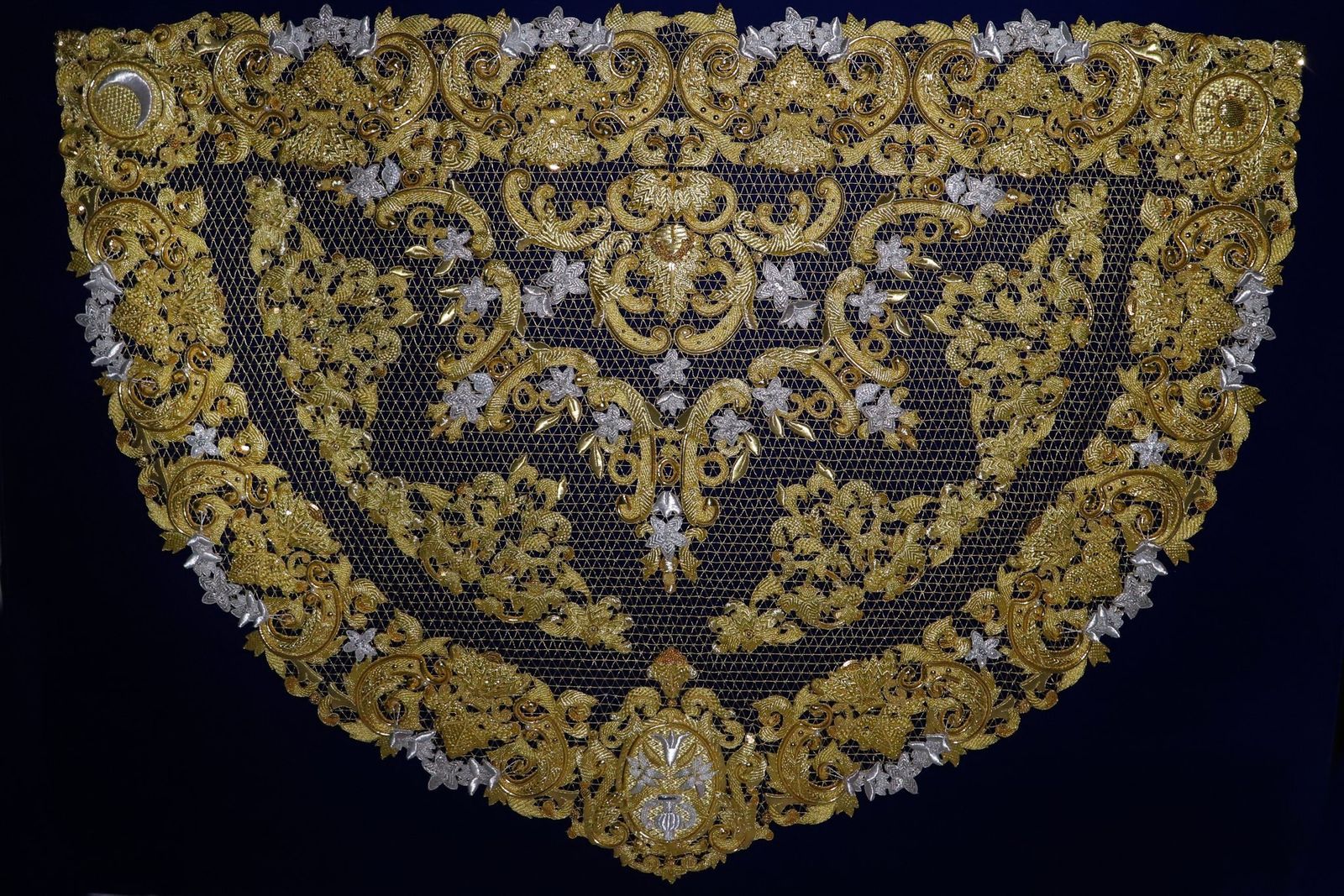 La toca ha sido diseñada por Manuel Muñoz y bordada por Antonio Ugía