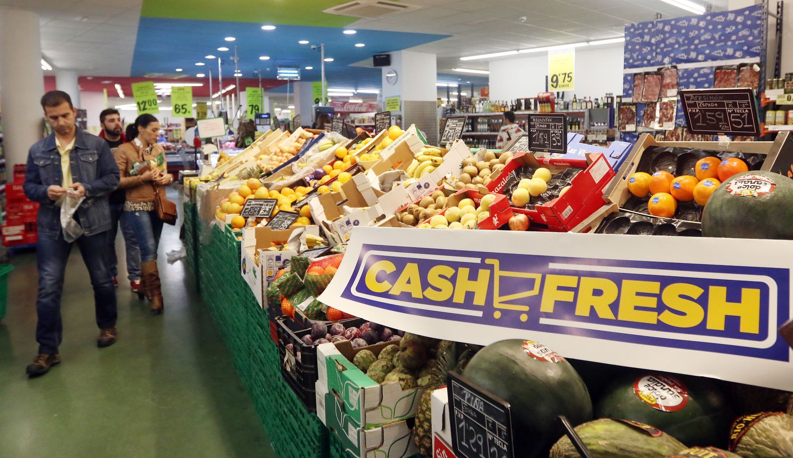 Puesto de frutería en un supermercado de la ciudad.
