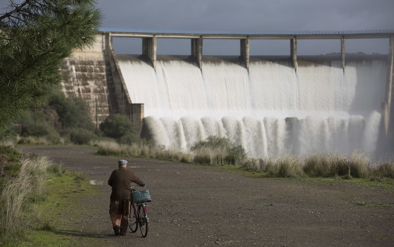El pantano de El Gergal, desembalsando agua.