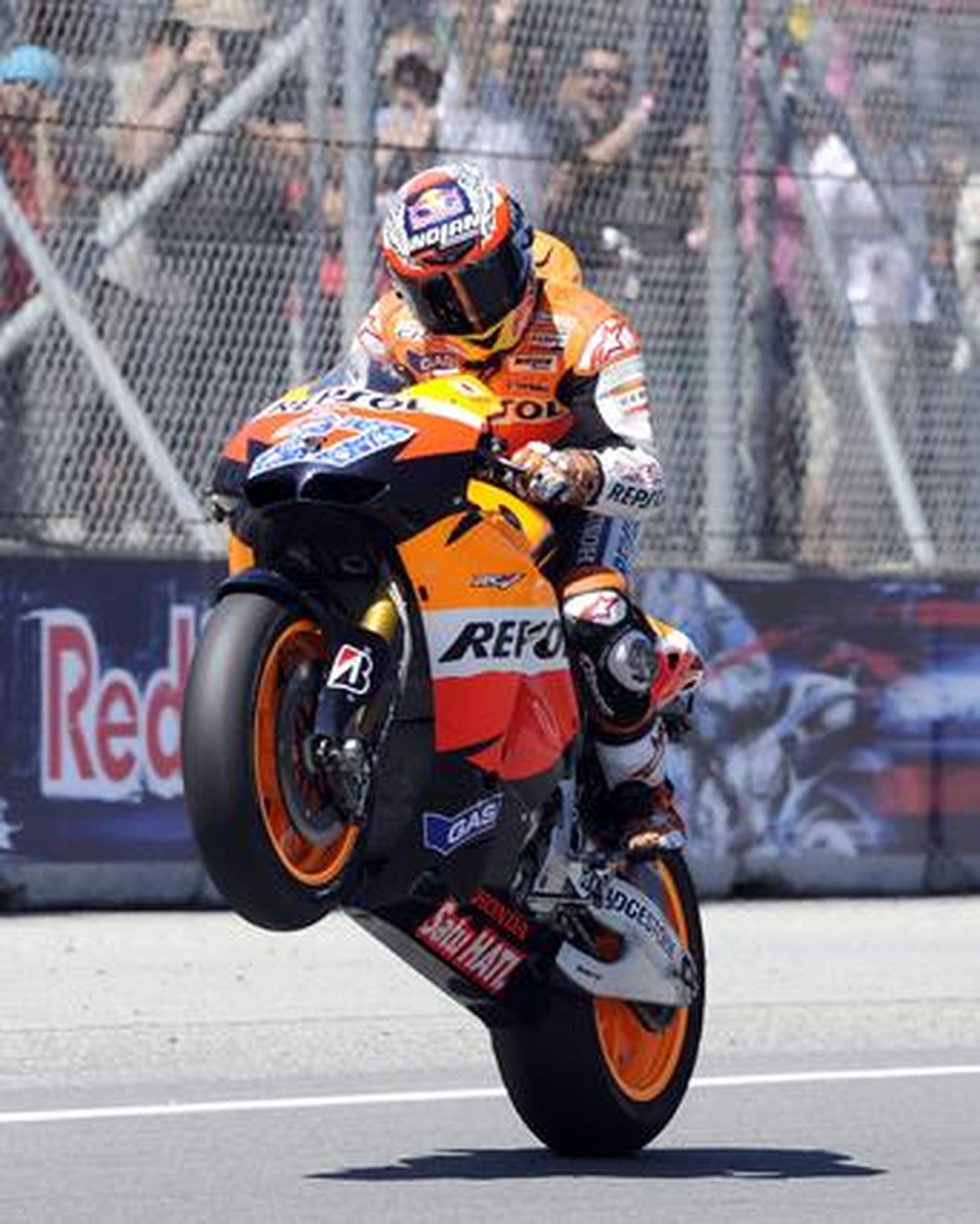 Stoner doblega a Lorenzo y aumenta su ventaja en el mundial

Foto: EFE