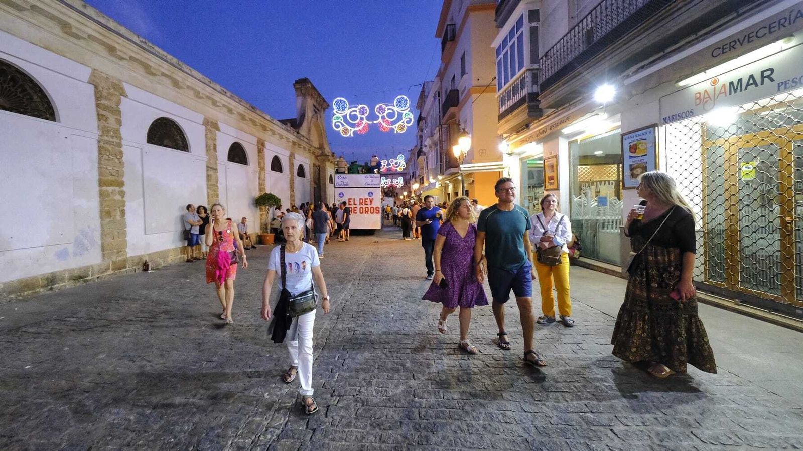 La noche del viernes de Carnaval en Cádiz, en imágenes