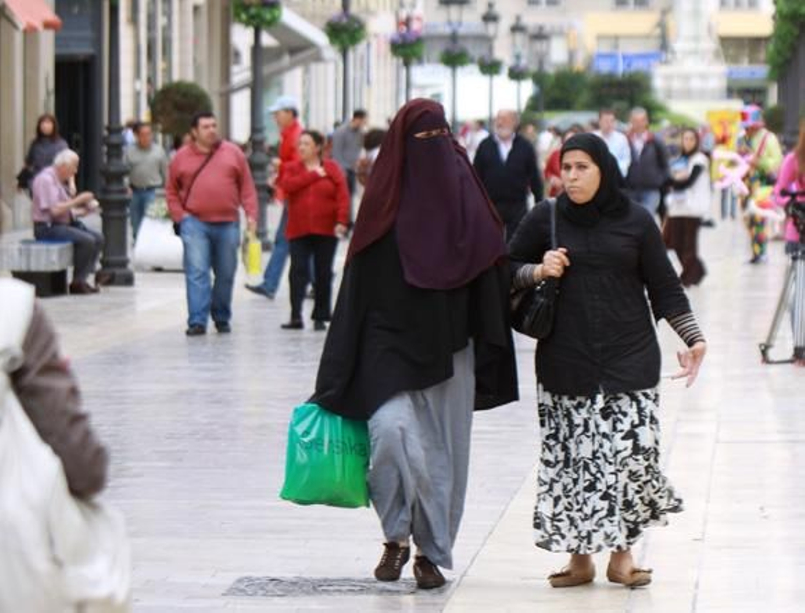 L'Hospitalet también prohíbe el uso del 'burka'