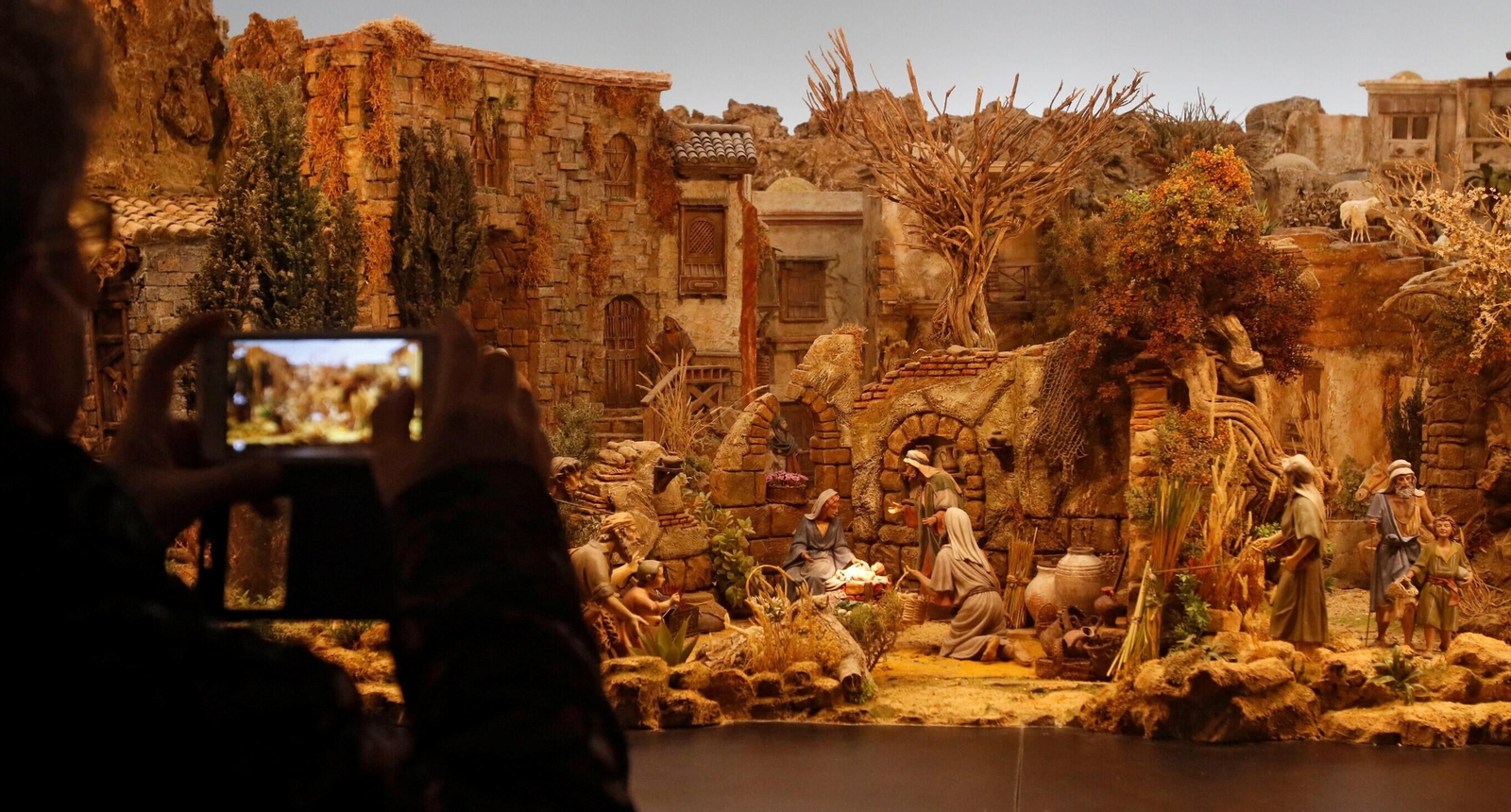 Belén de la Diputación, con el Misterio del nacimiento en el centro.