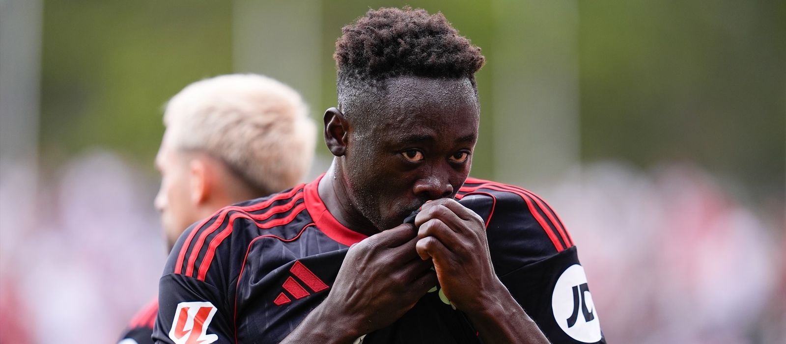 Akor Adams besa el escudo después de marcar el gol del triunfo sevillista.