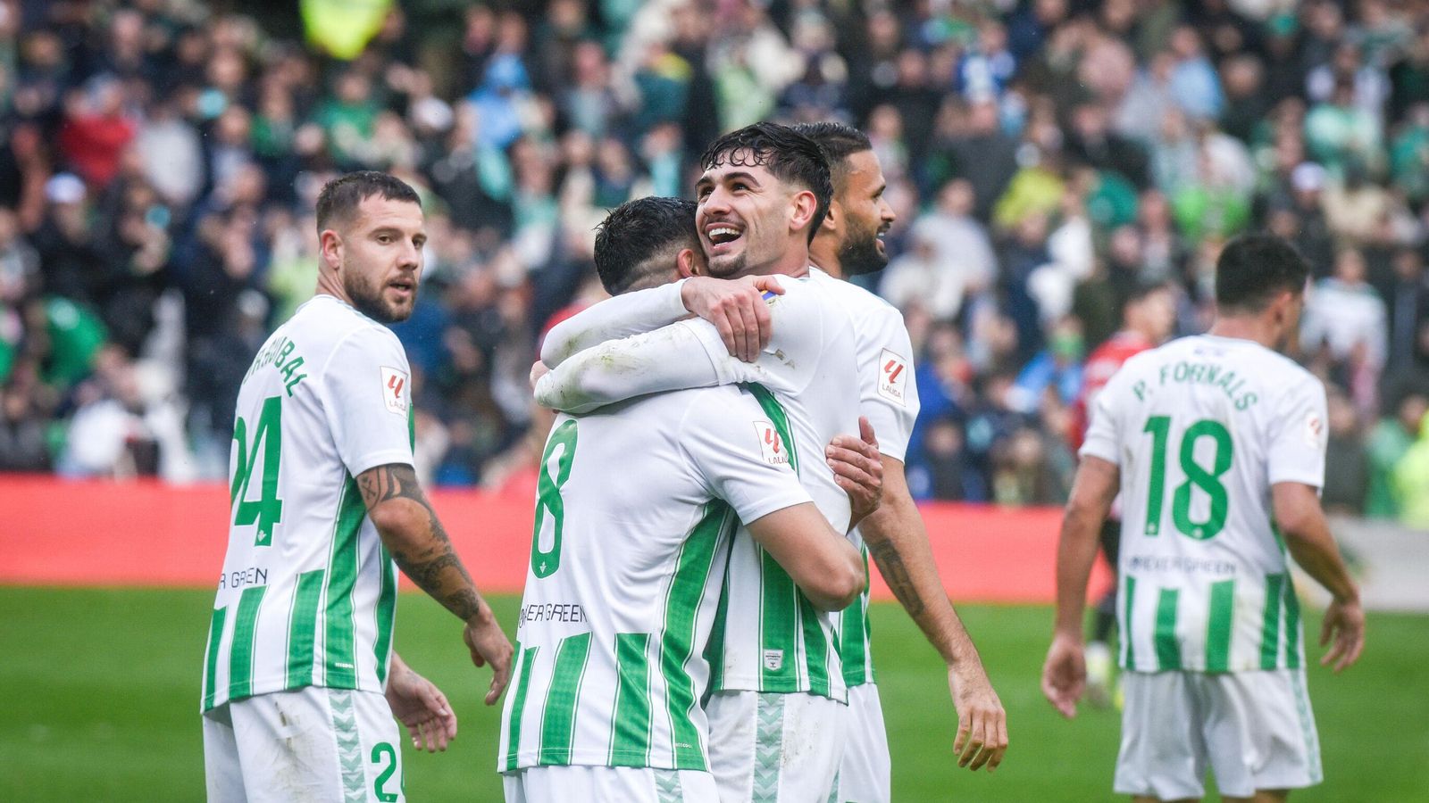 Johnny Cardoso celebra su gol col Fekir, su asistente