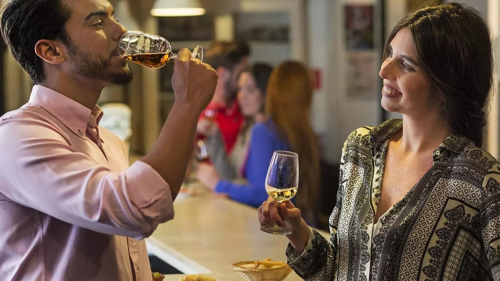 Jóvenes toman vino.