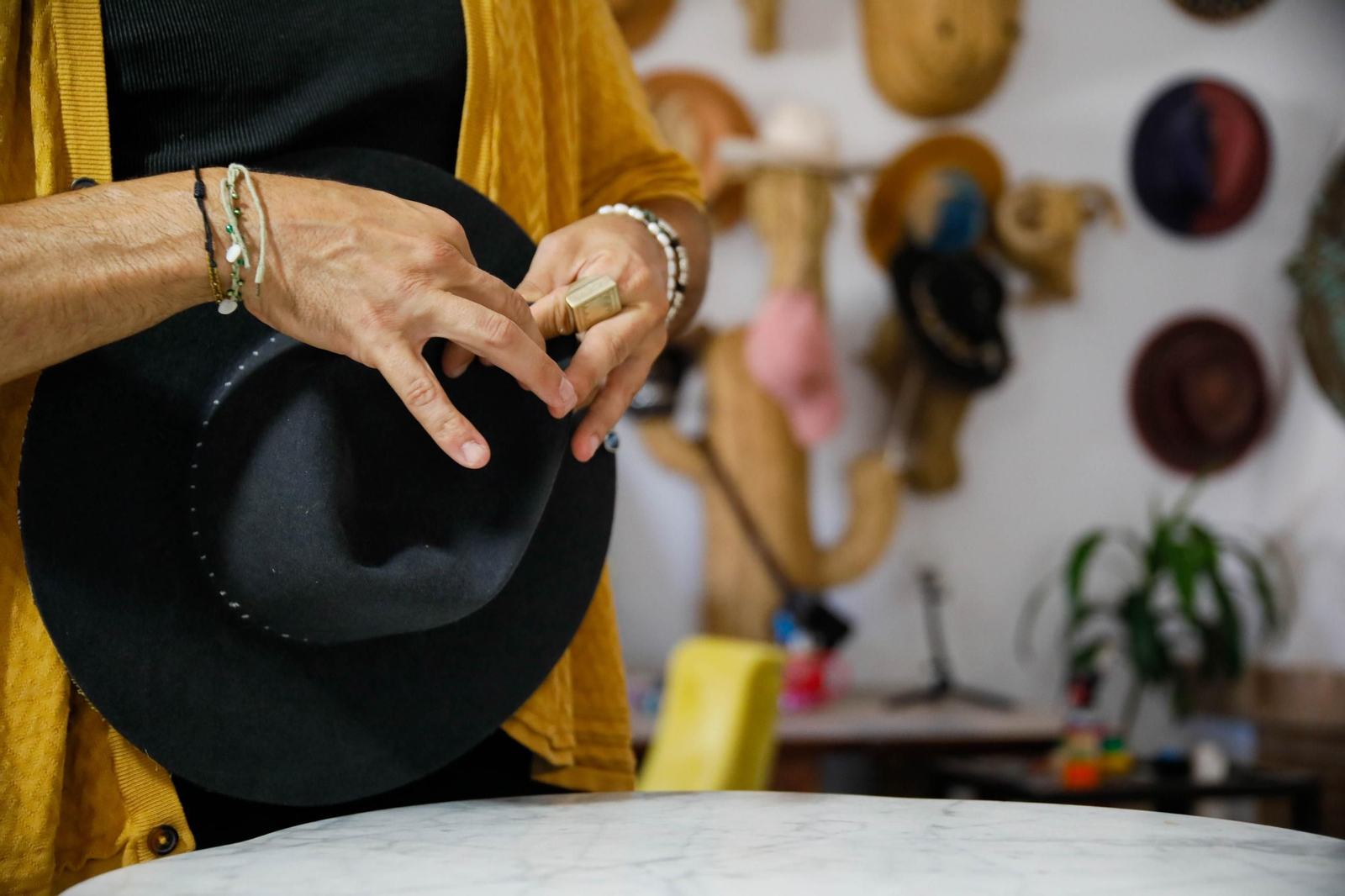 Imágenes del proceso creativo en sombreros de Alejandro Mateo