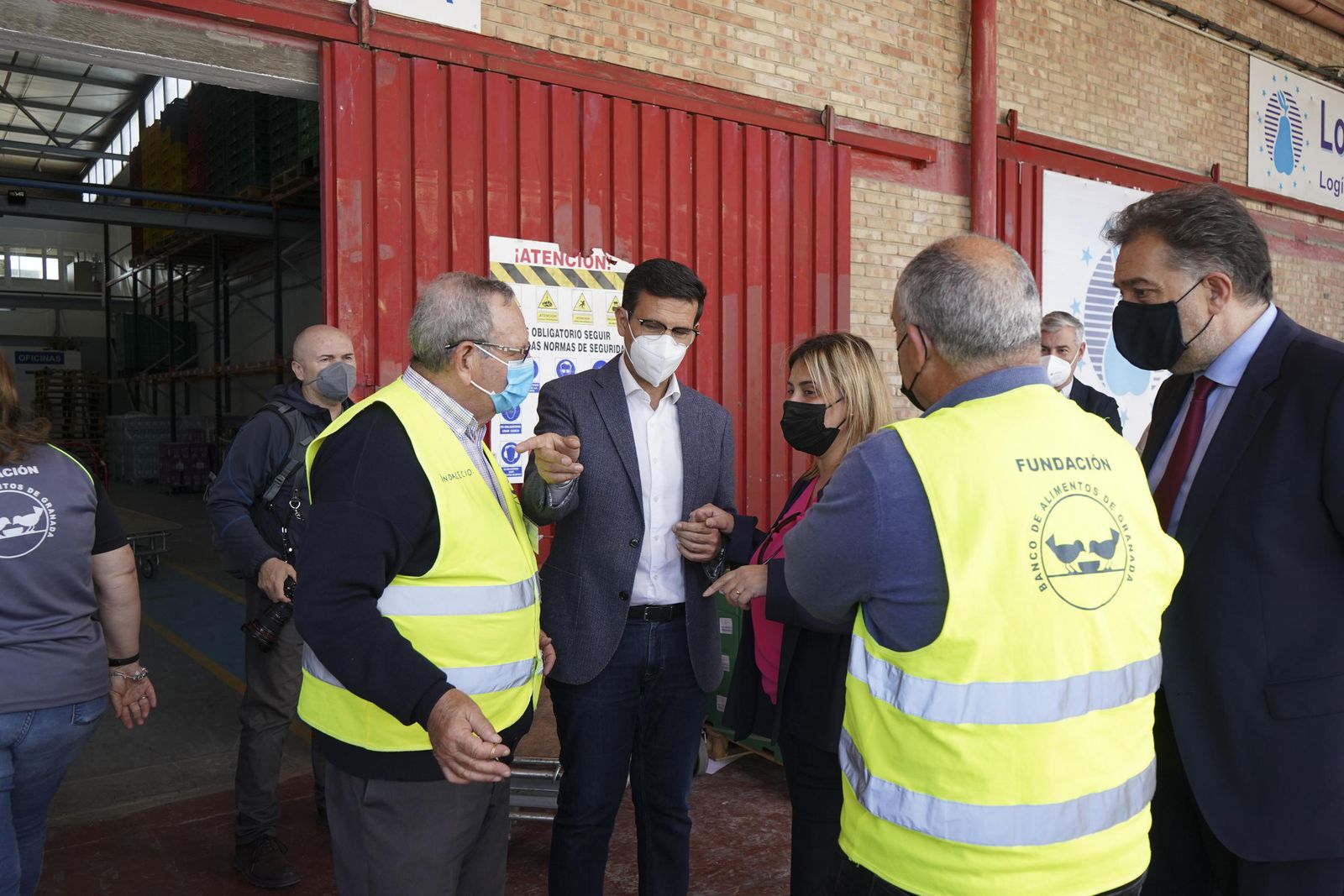 El alcalde de Granada, Francisco Cuenca, y el director gerente de Emasagra, Juan Carlos Torres, ayer en el Bado de Alimentos