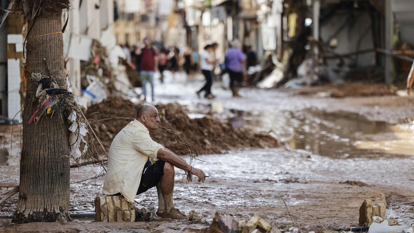 Un hombre observa los daños causados por las inundaciones en la localidad de Paiporta, Valencia,