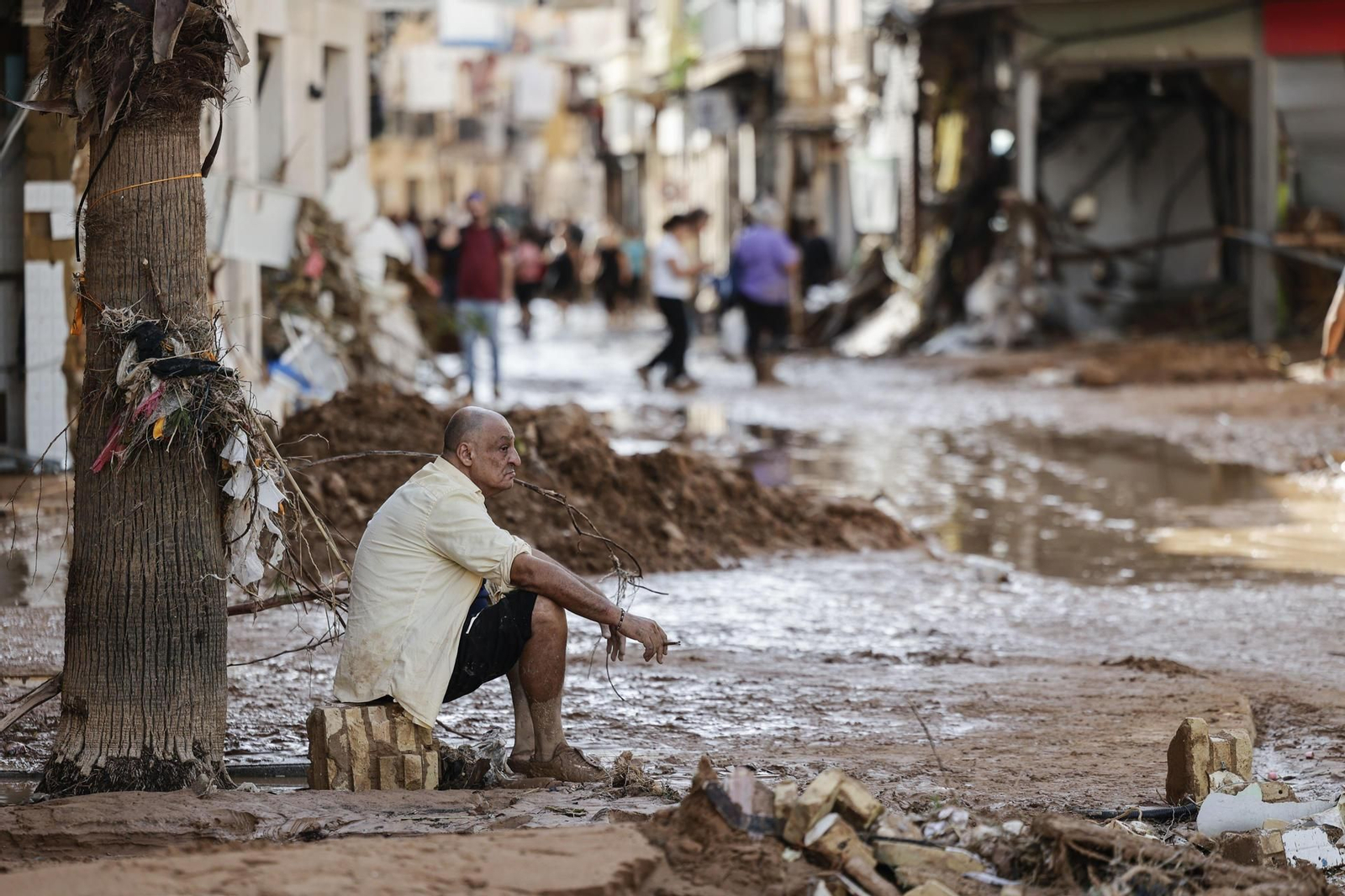 Un hombre observa los daños causados por las inundaciones en la localidad de Paiporta, Valencia,