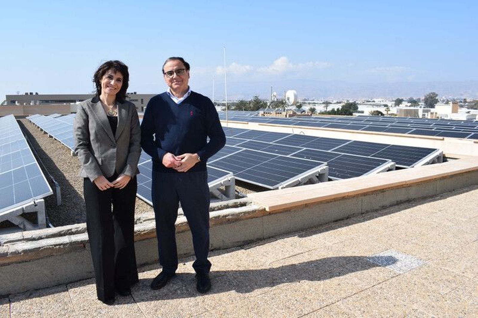 El rector de la UAL, José Céspedes, y la vicerrectora de Transformación Digital e Infraestructuras, Pilar Martínez, en la instalación fotovoltaica del CITE III.